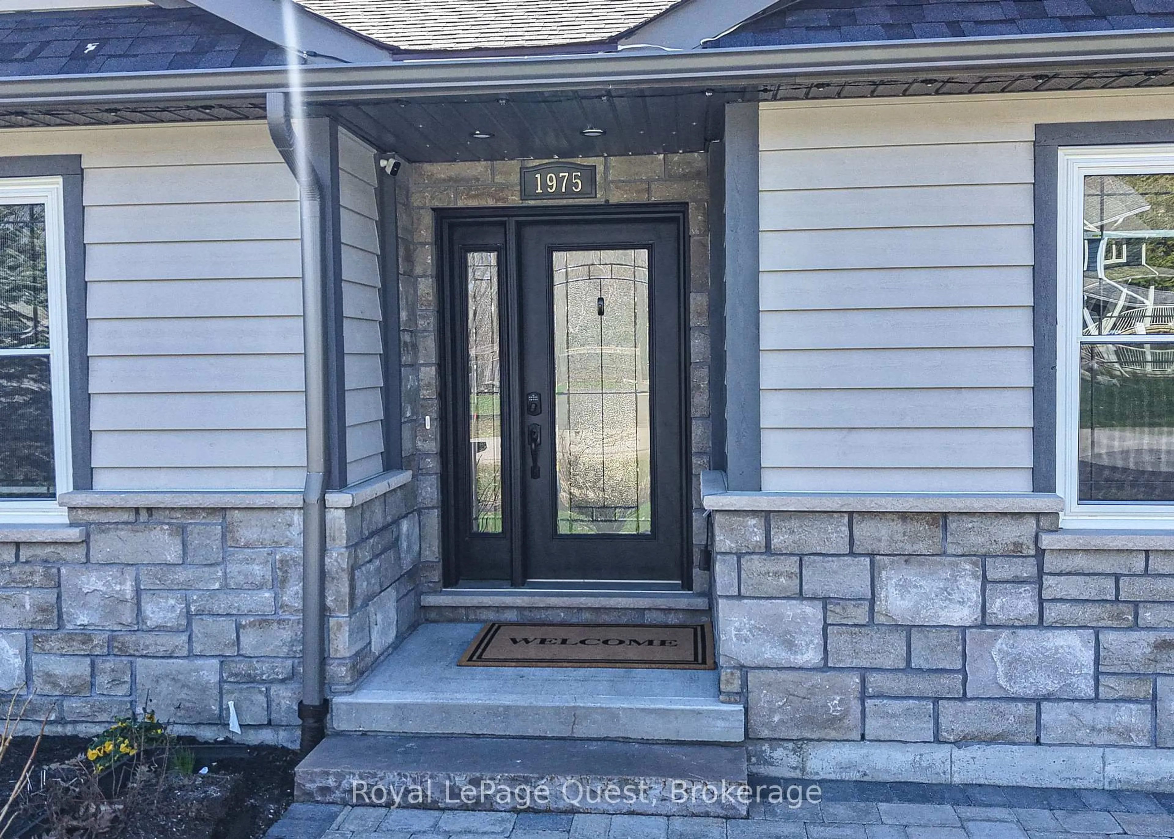Indoor entryway for 1975 Confederation Dr, Severn Ontario L3V 7L1