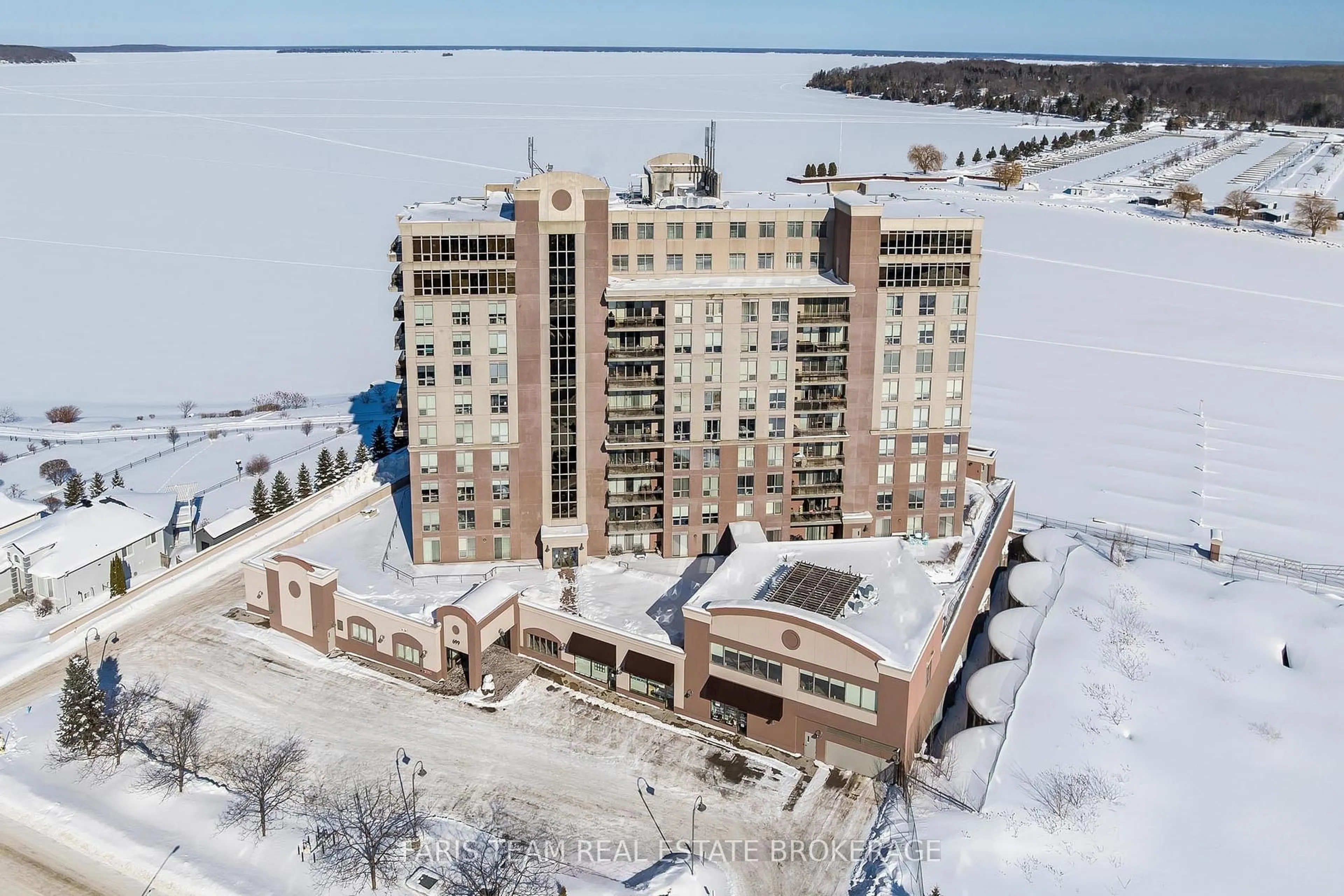 A pic from outside/outdoor area/front of a property/back of a property/a pic from drone, building for 699 Aberdeen Blvd #608, Midland Ontario L4R 5P2