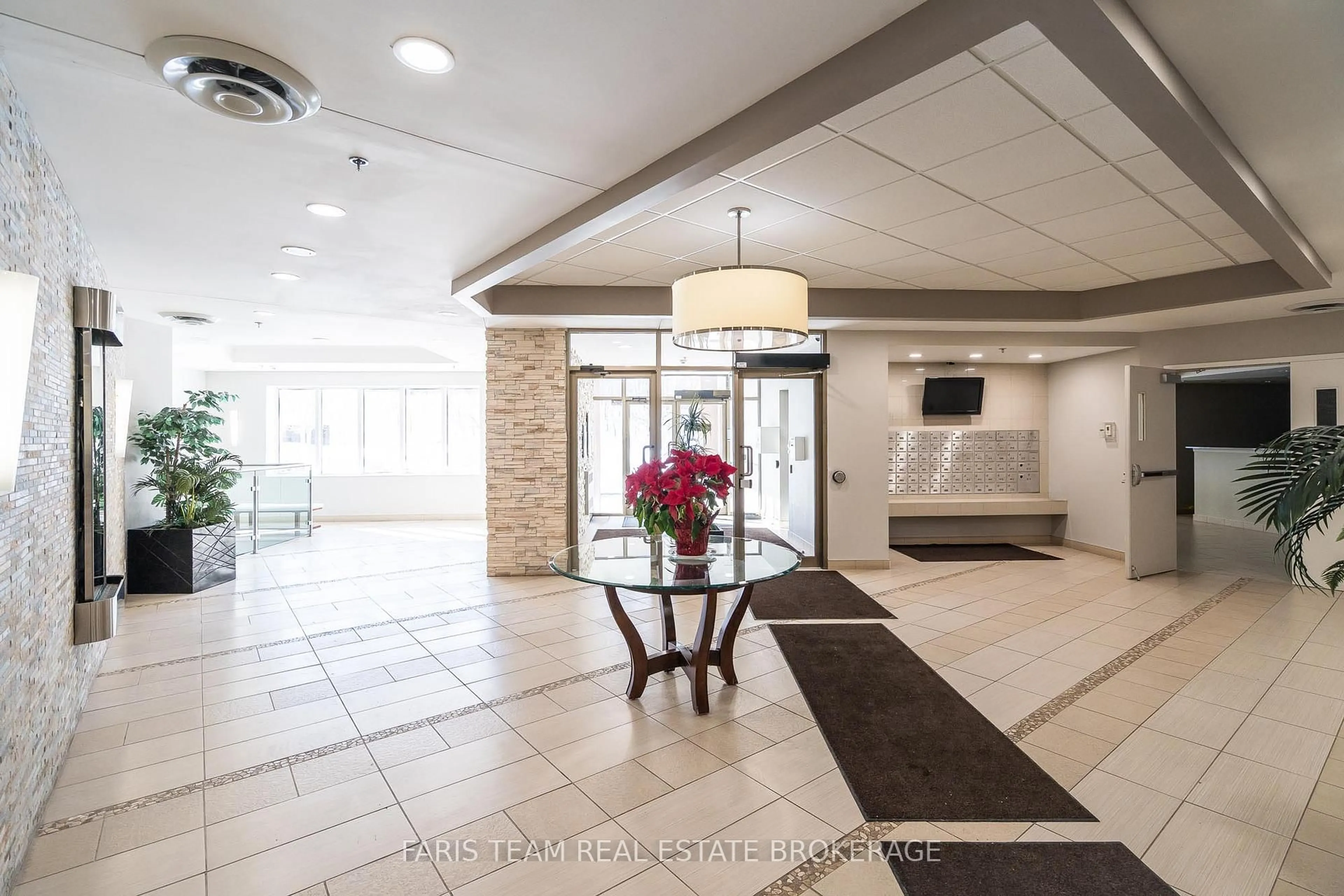 Indoor foyer for 699 Aberdeen Blvd #608, Midland Ontario L4R 5P2