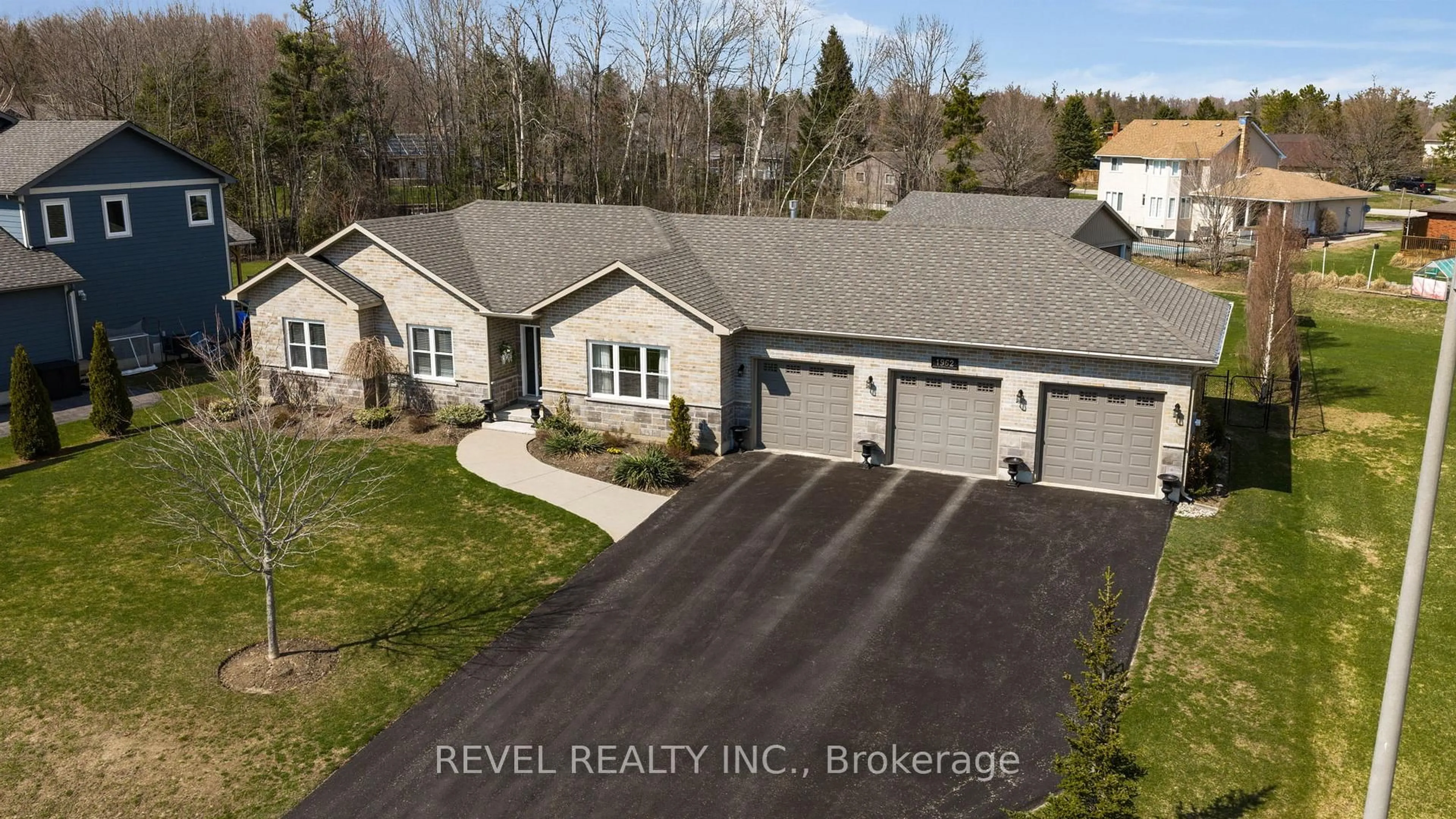 A pic from outside/outdoor area/front of a property/back of a property/a pic from drone, street for 1962 Elana Dr, Severn Ontario L3V 0C2