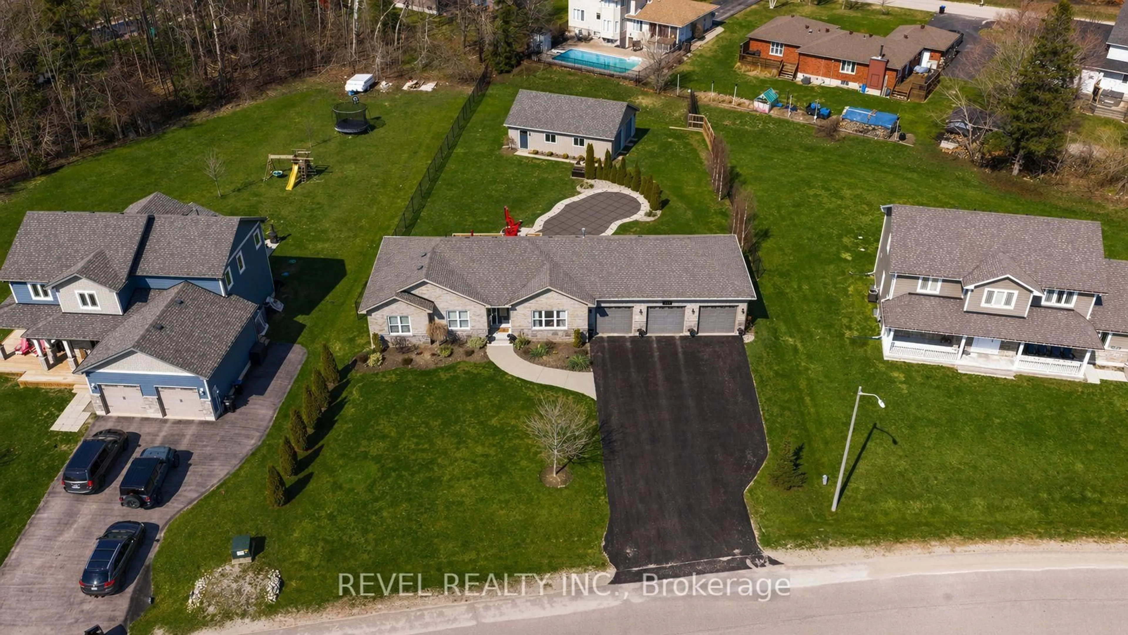 A pic from outside/outdoor area/front of a property/back of a property/a pic from drone, street for 1962 Elana Dr, Severn Ontario L3V 0C2