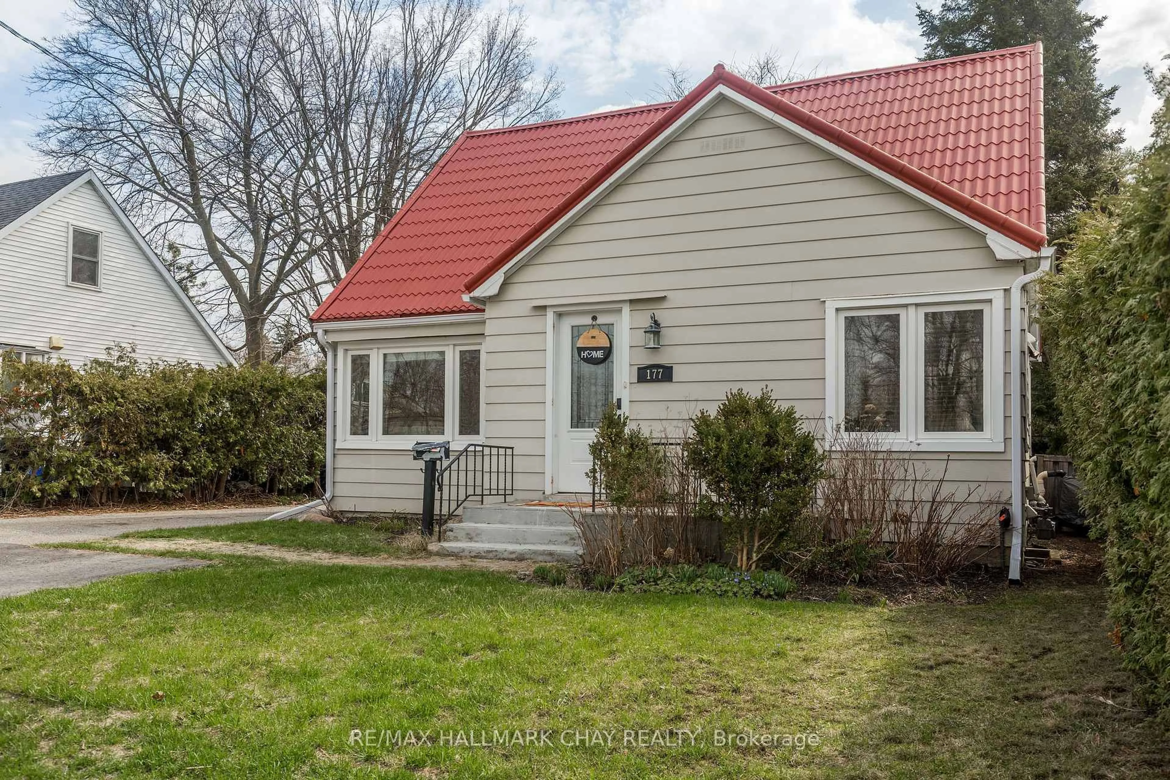 Home with vinyl exterior material, street for 177 Duckworth St, Barrie Ontario L4M 3W6