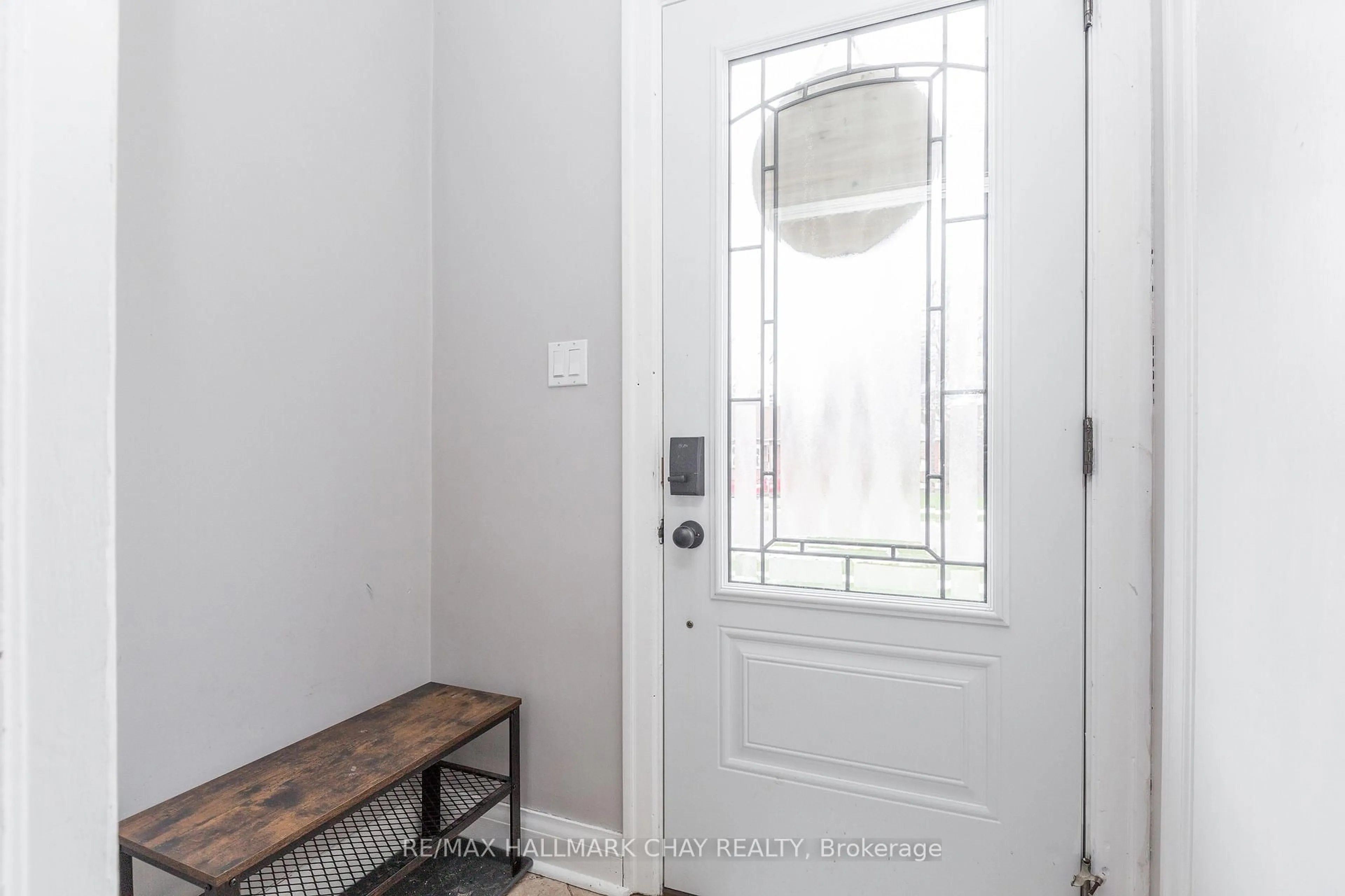 Indoor entryway for 177 Duckworth St, Barrie Ontario L4M 3W6