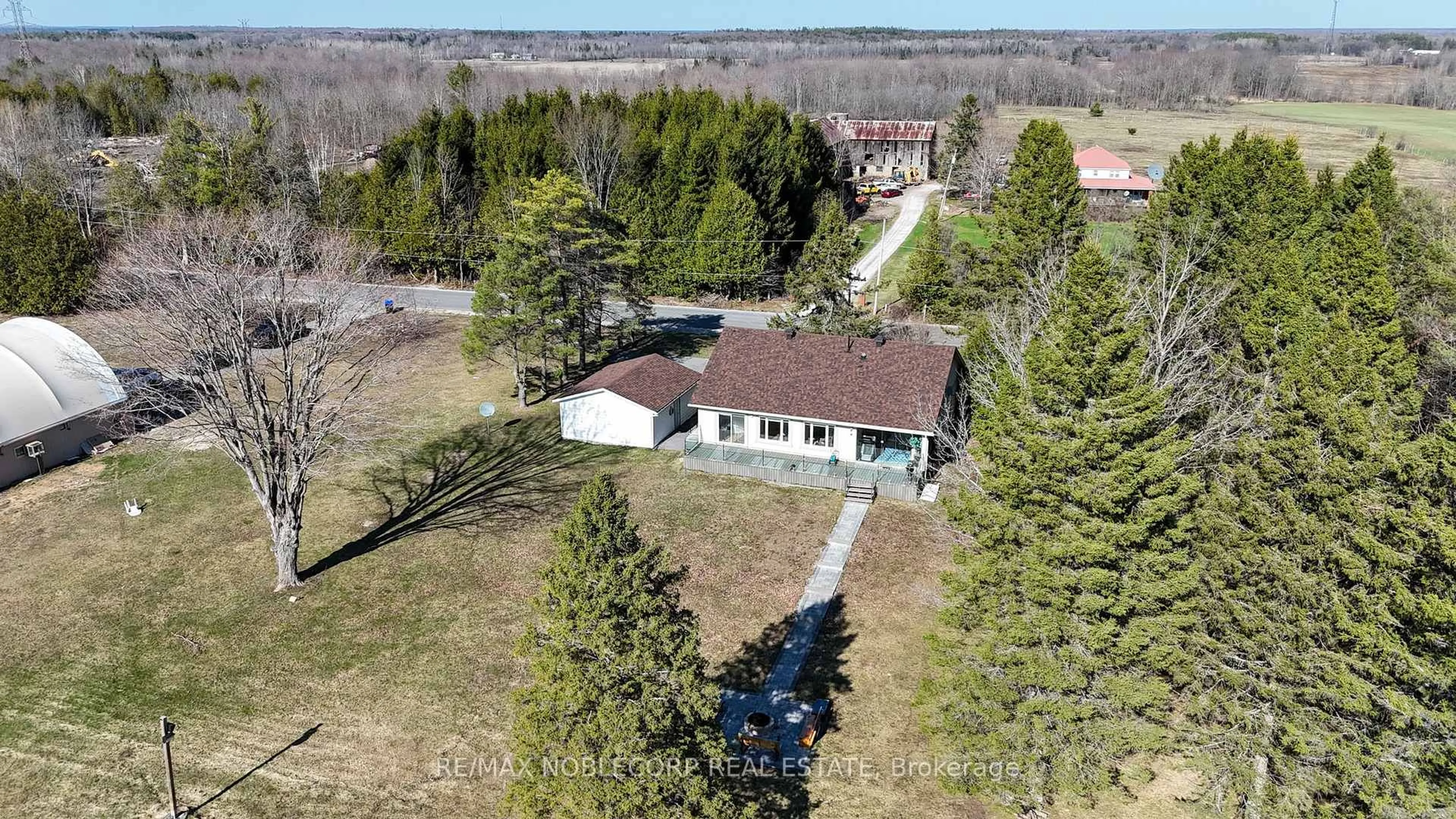A pic from outside/outdoor area/front of a property/back of a property/a pic from drone, unknown for 3128 New Brailey Line, Severn Ontario L3V 5Z4