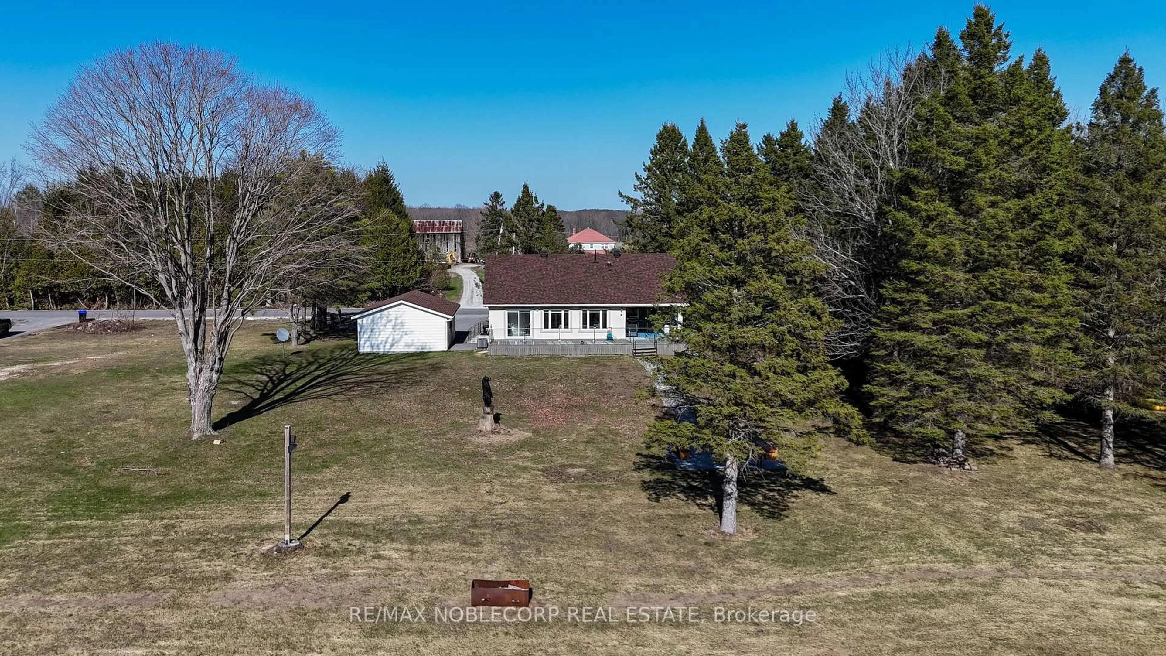 A pic from outside/outdoor area/front of a property/back of a property/a pic from drone, unknown for 3128 New Brailey Line, Severn Ontario L3V 5Z4