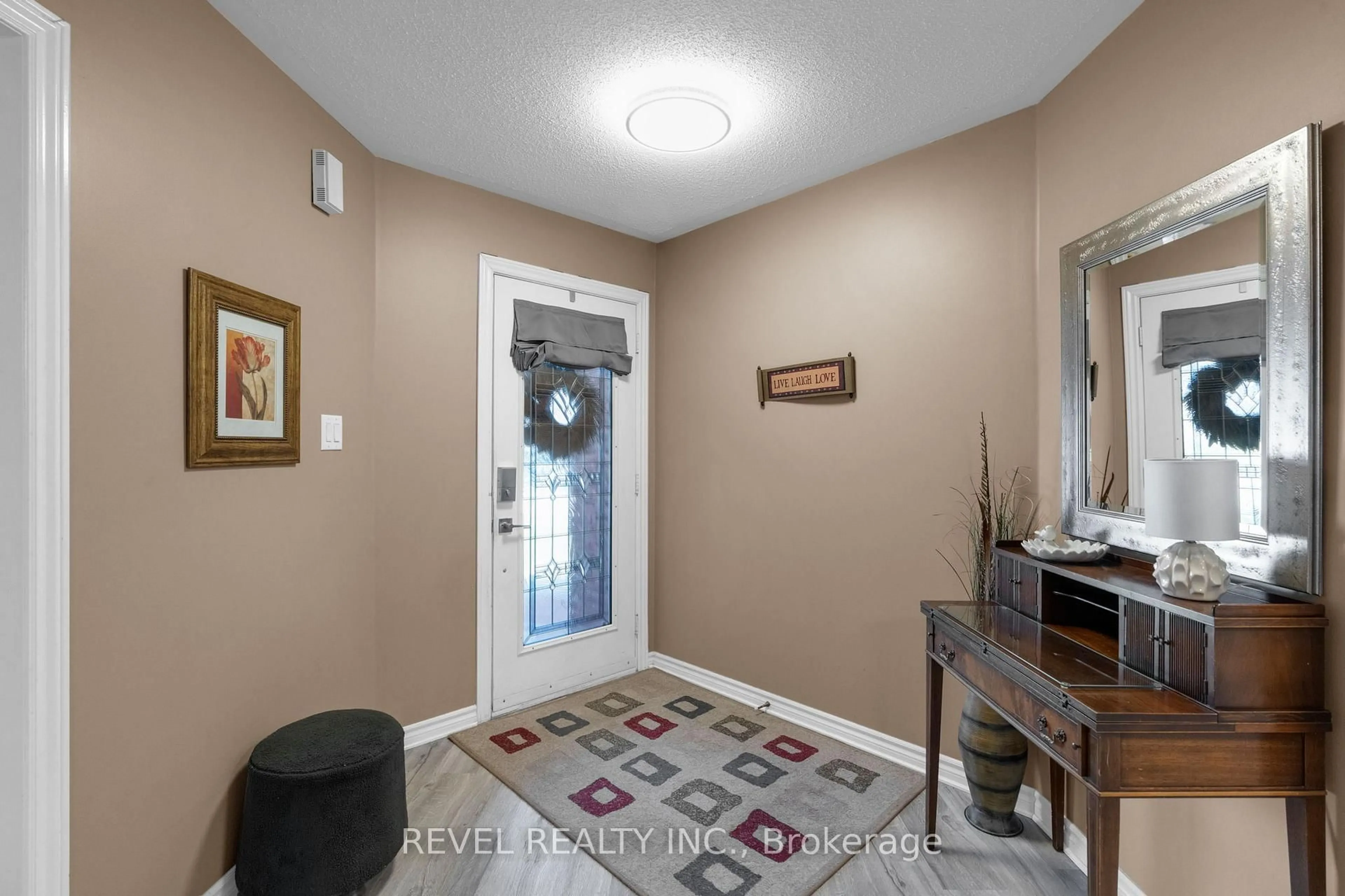 Indoor entryway for 28 Dunnett Dr, Barrie Ontario L4N 0J7