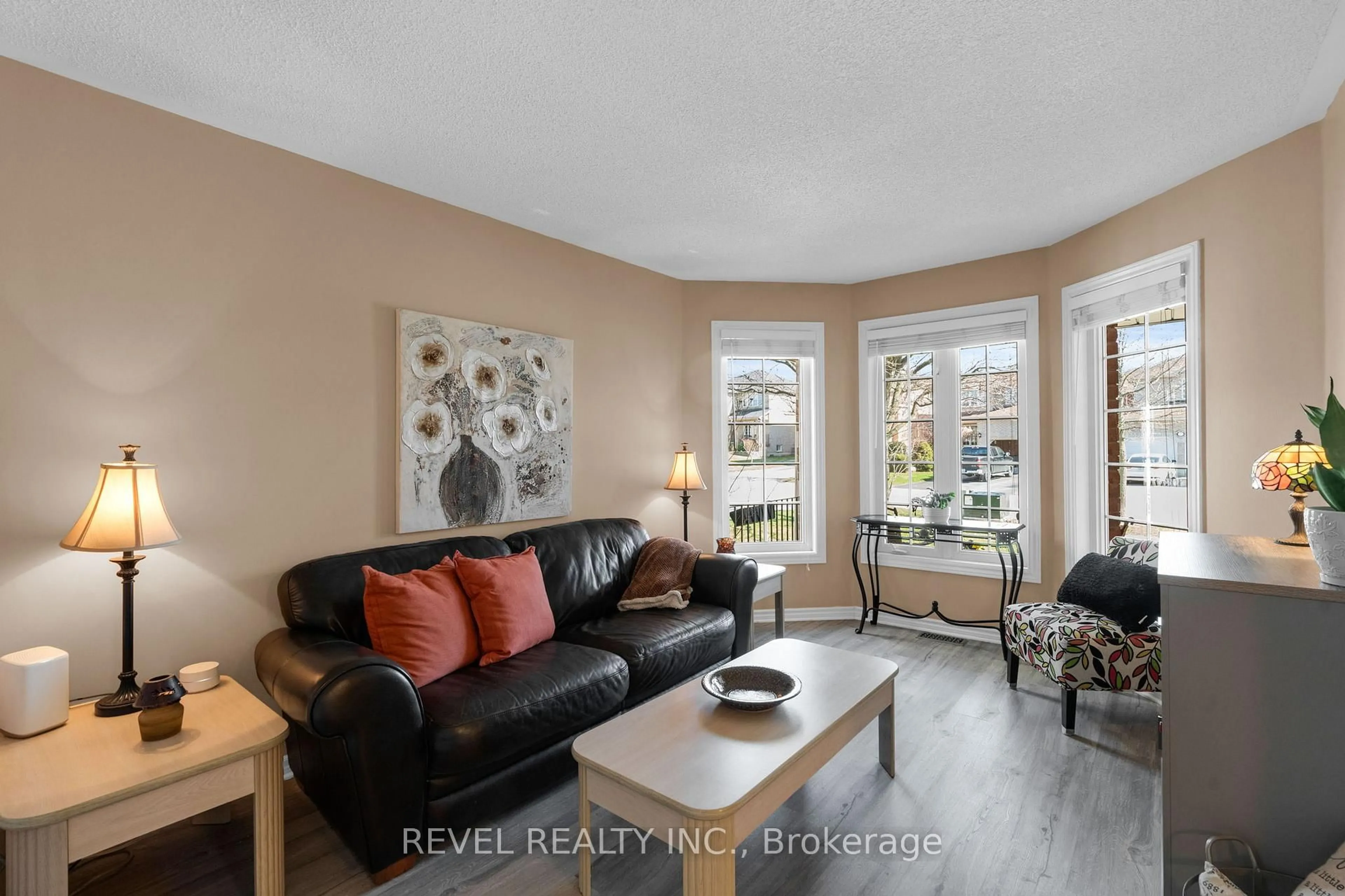 Living room with furniture, unknown for 28 Dunnett Dr, Barrie Ontario L4N 0J7