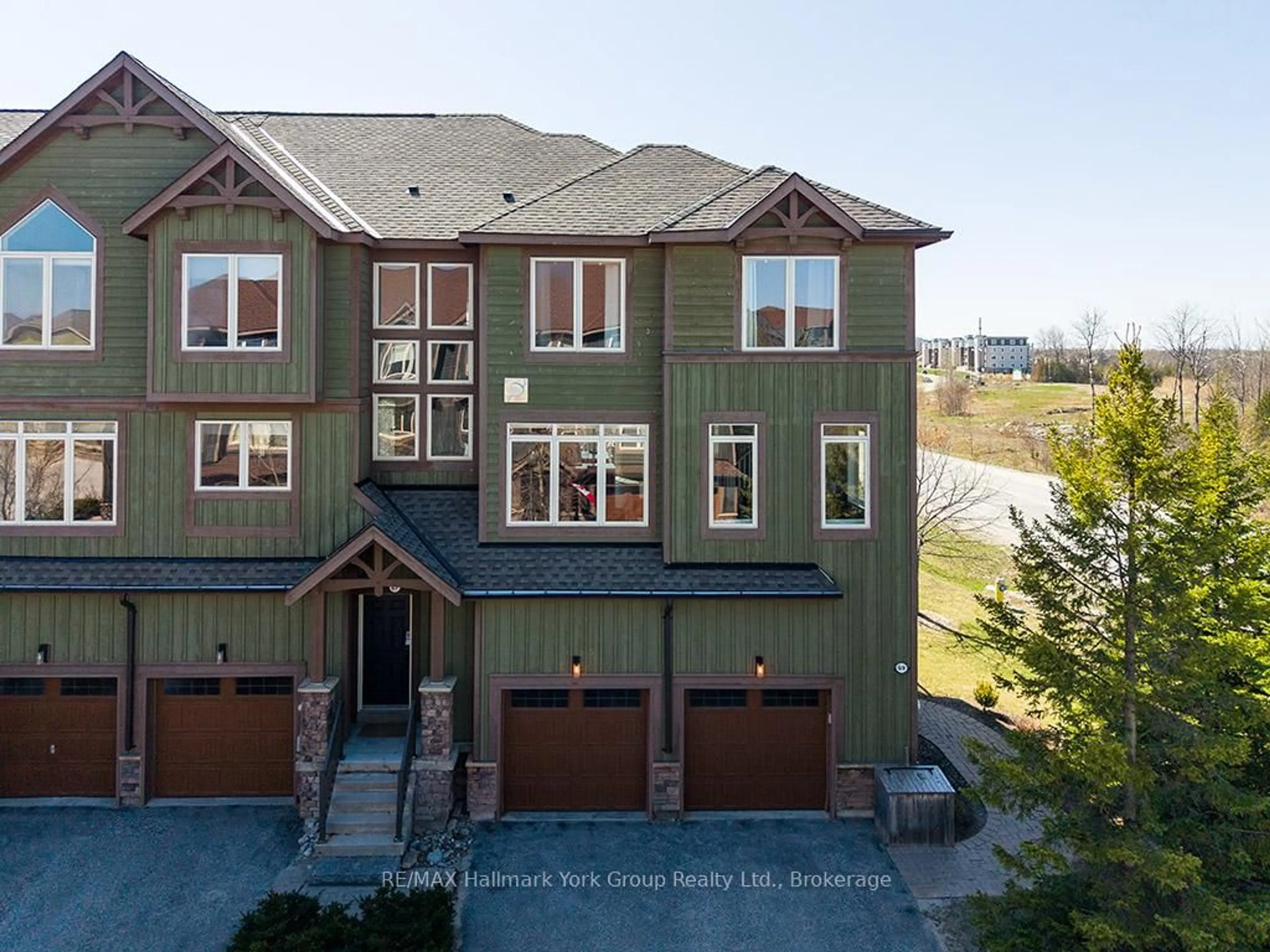 A pic from outside/outdoor area/front of a property/back of a property/a pic from drone, water/lake/river/ocean view for 69 Joseph Tr #P95, Collingwood Ontario L9Y 0J3