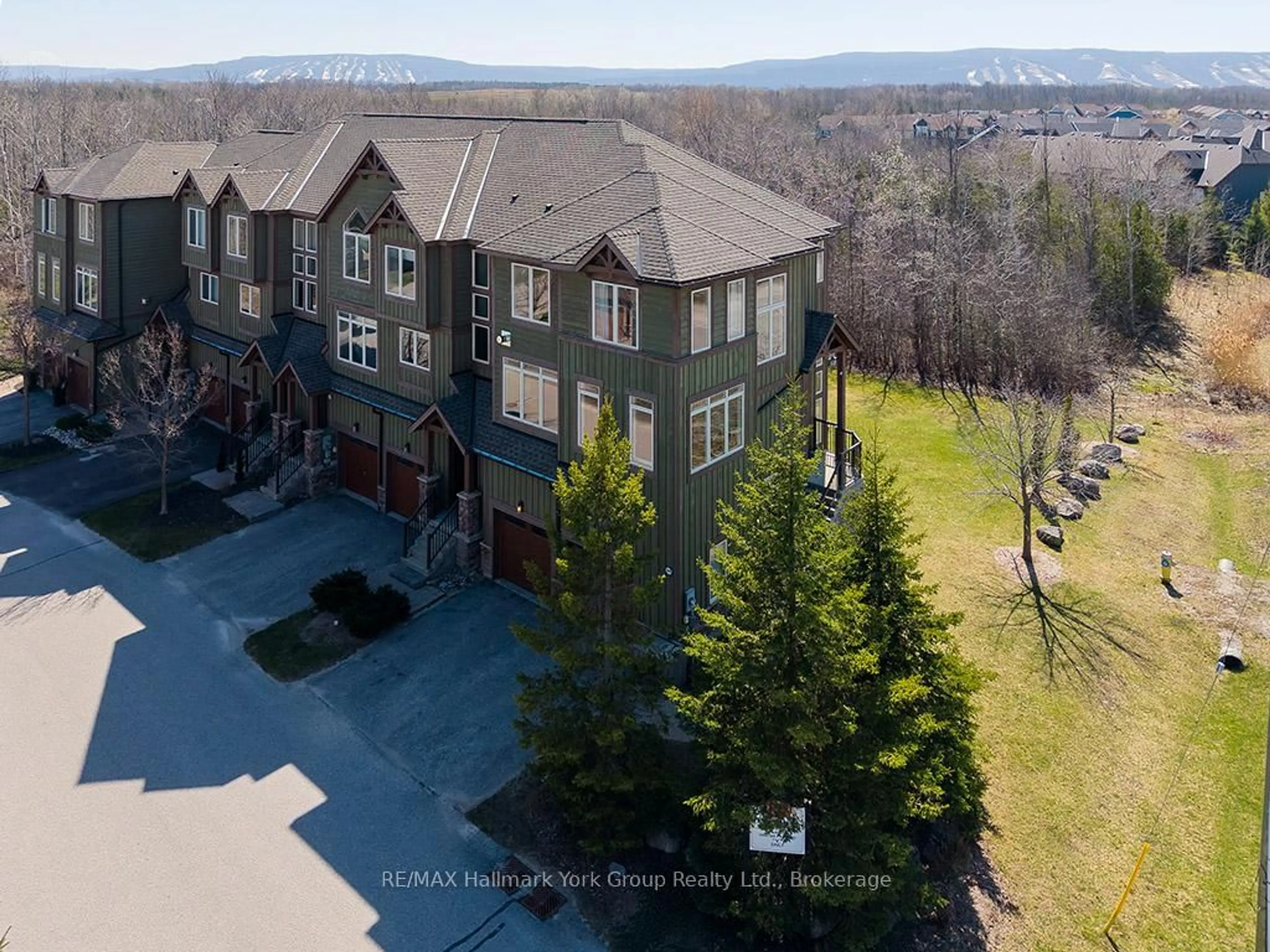 A pic from outside/outdoor area/front of a property/back of a property/a pic from drone, mountain view for 69 Joseph Tr #P95, Collingwood Ontario L9Y 0J3