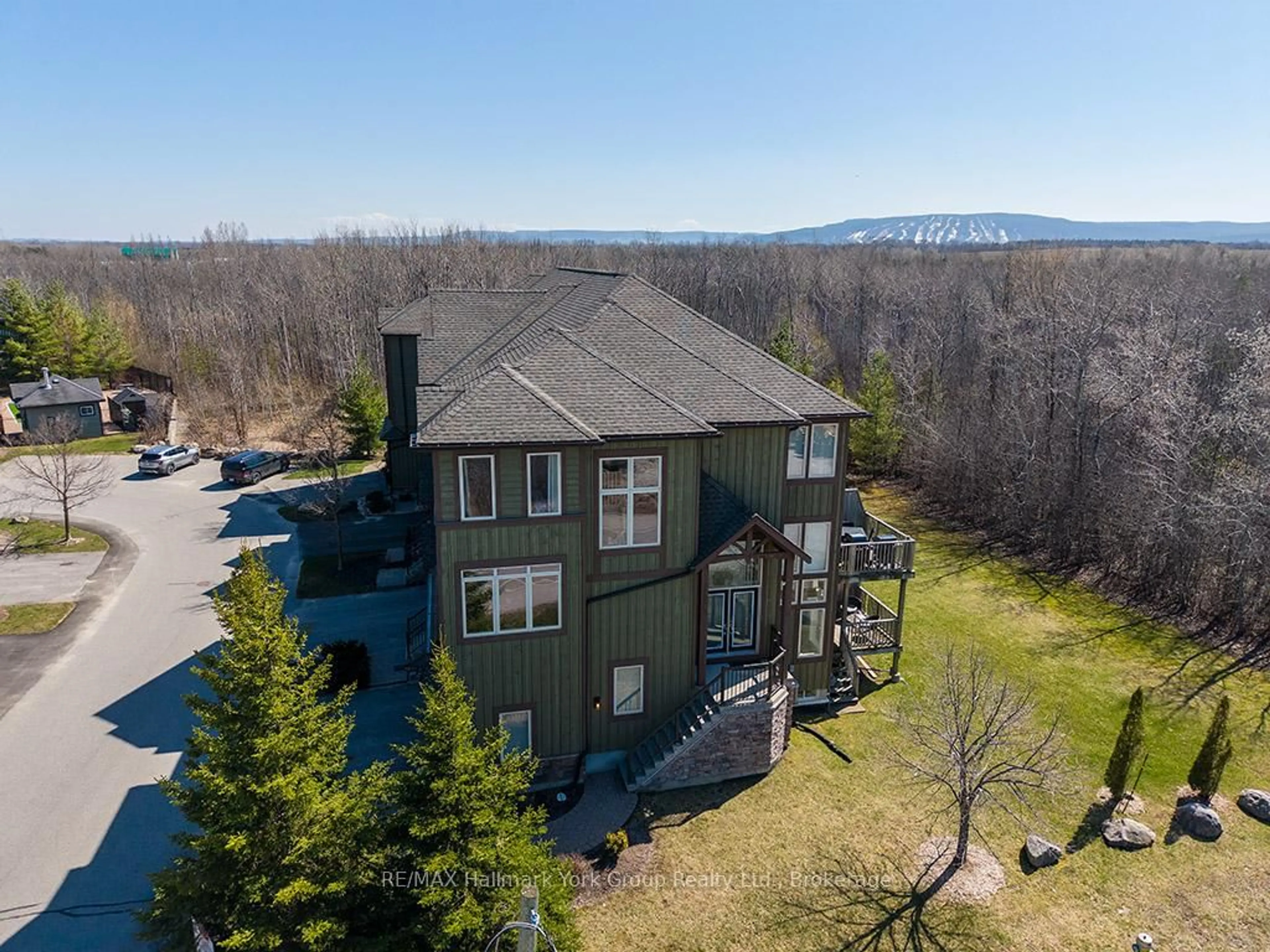 A pic from outside/outdoor area/front of a property/back of a property/a pic from drone, unknown for 69 Joseph Tr #P95, Collingwood Ontario L9Y 0J3