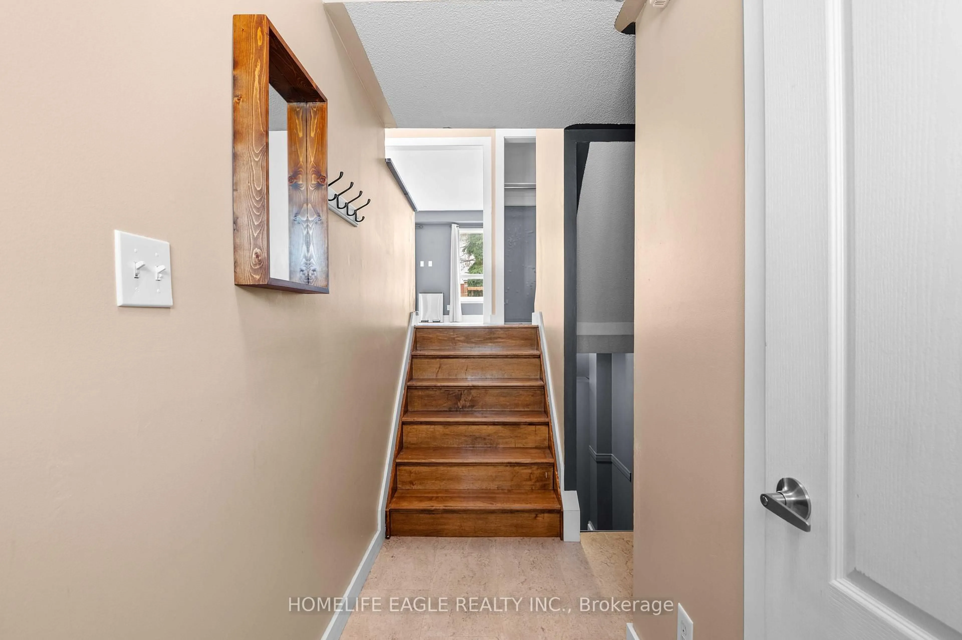 Indoor entryway for 273 Ferndale Dr, Barrie Ontario L4N 8K1