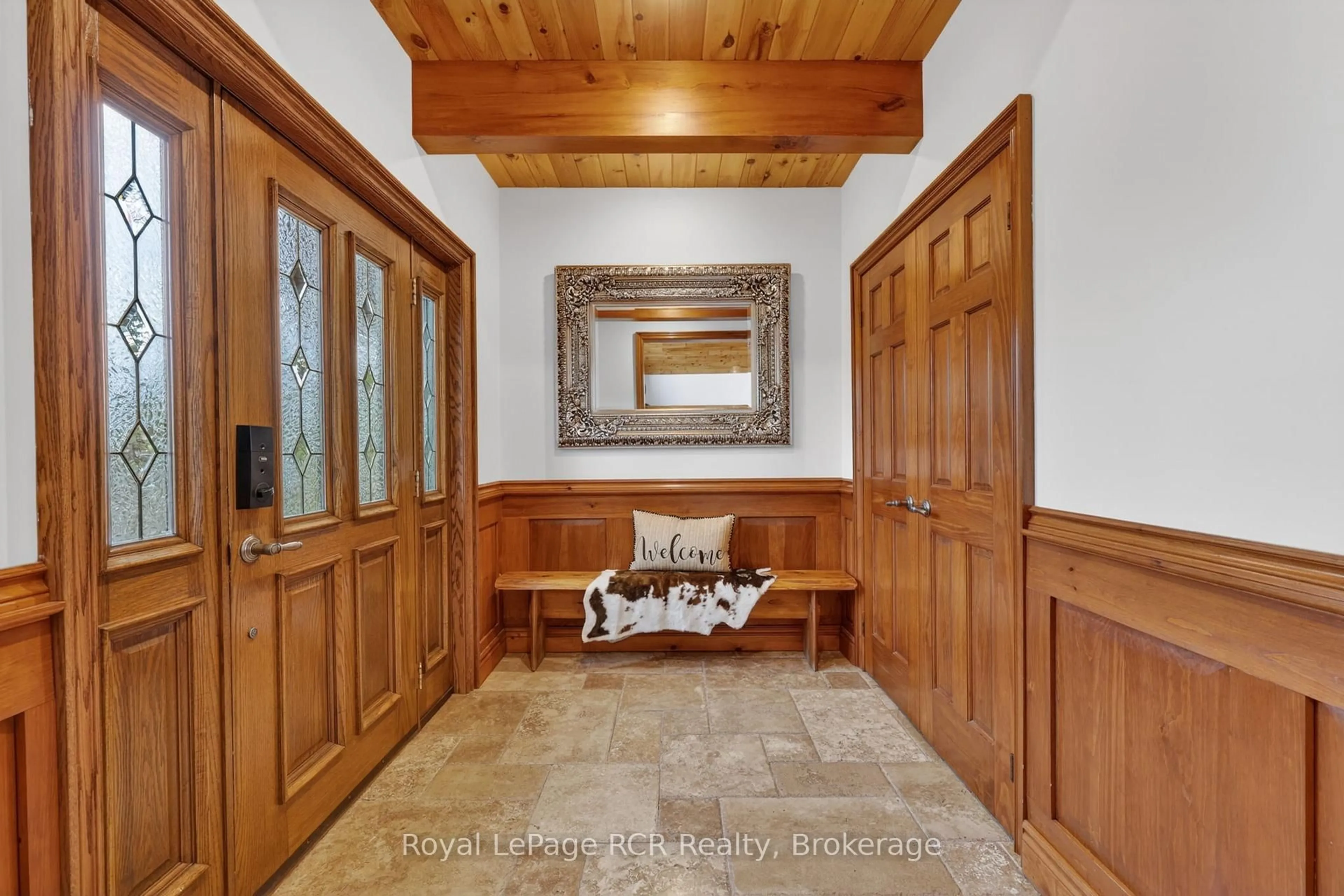 Indoor entryway for 53 Broadview St, Collingwood Ontario L9Y 0X2