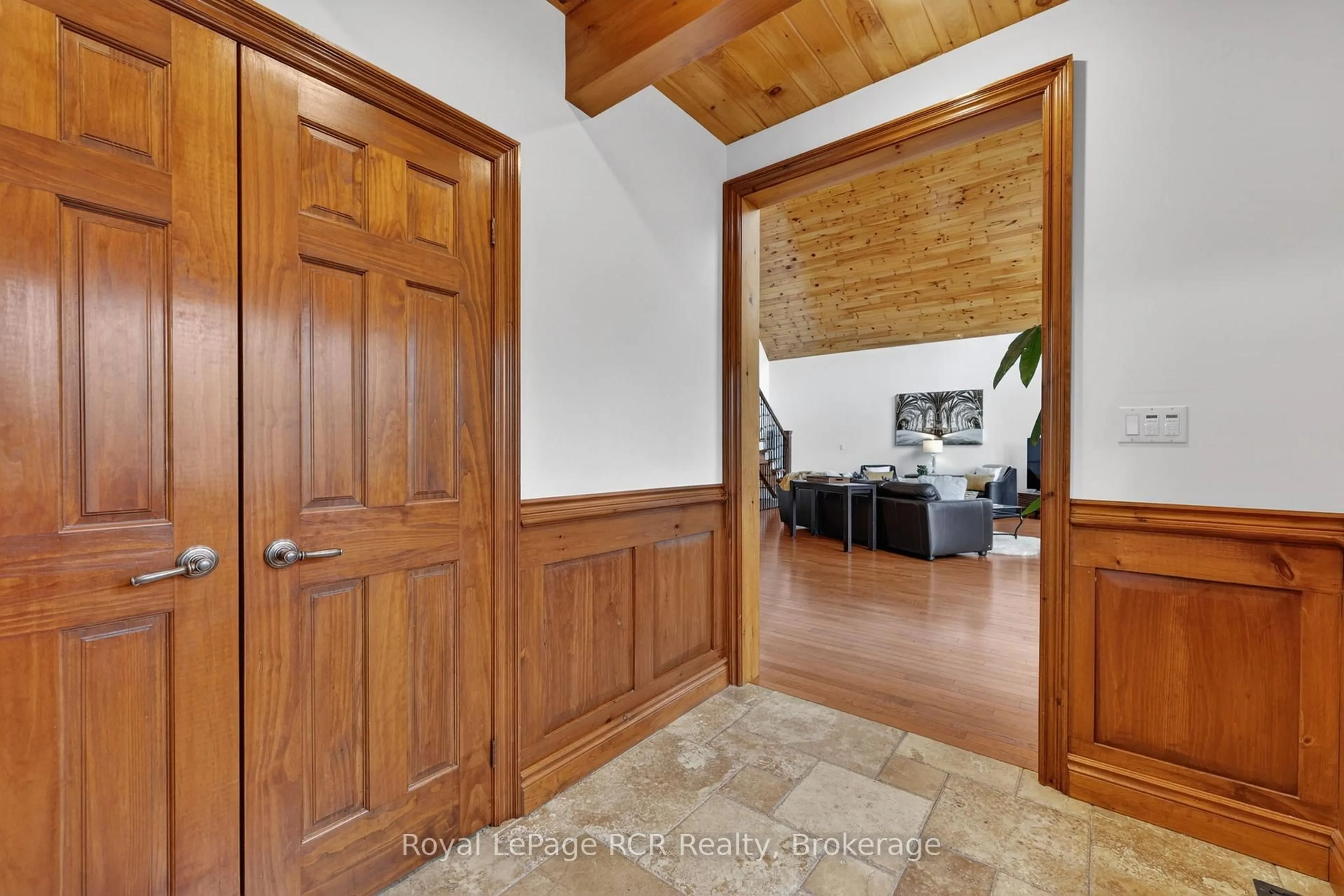 Indoor entryway for 53 Broadview St, Collingwood Ontario L9Y 0X2