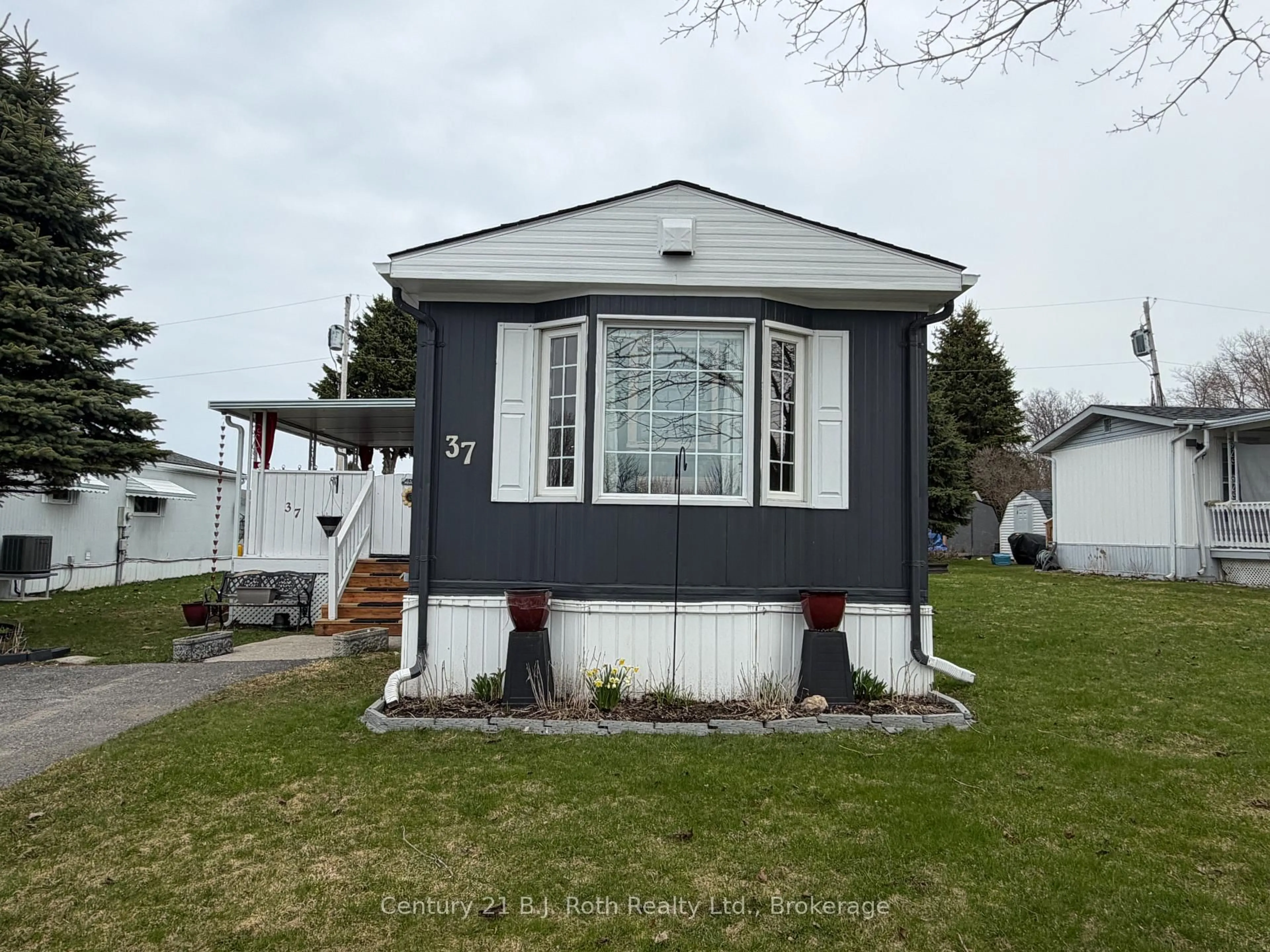 Home with vinyl exterior material, water/lake/river/ocean view for 37 Berts Rd, Midland Ontario L4R 5B5