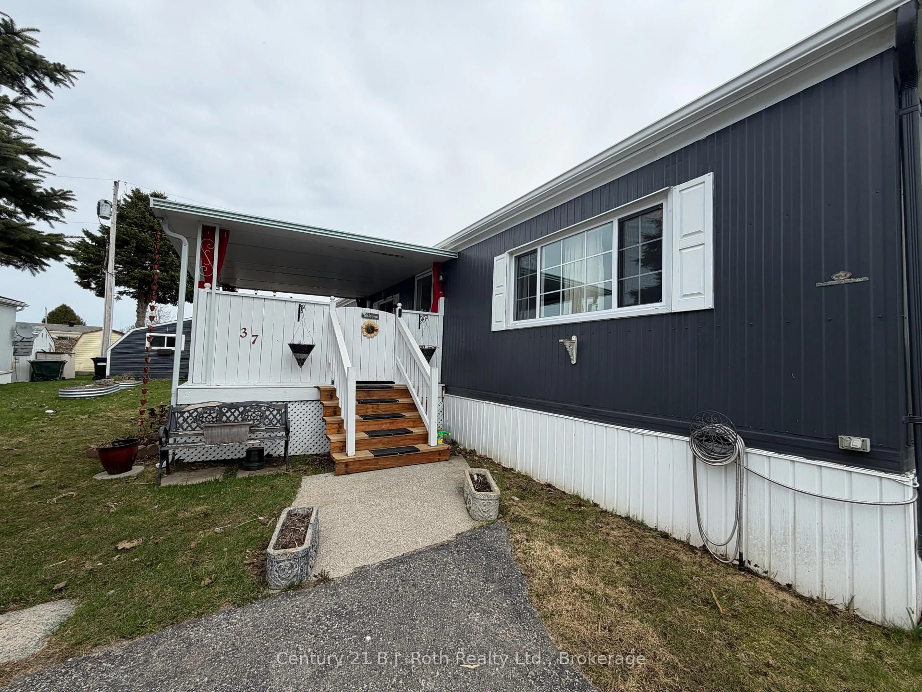 Home with vinyl exterior material, street for 37 Berts Rd, Midland Ontario L4R 5B5