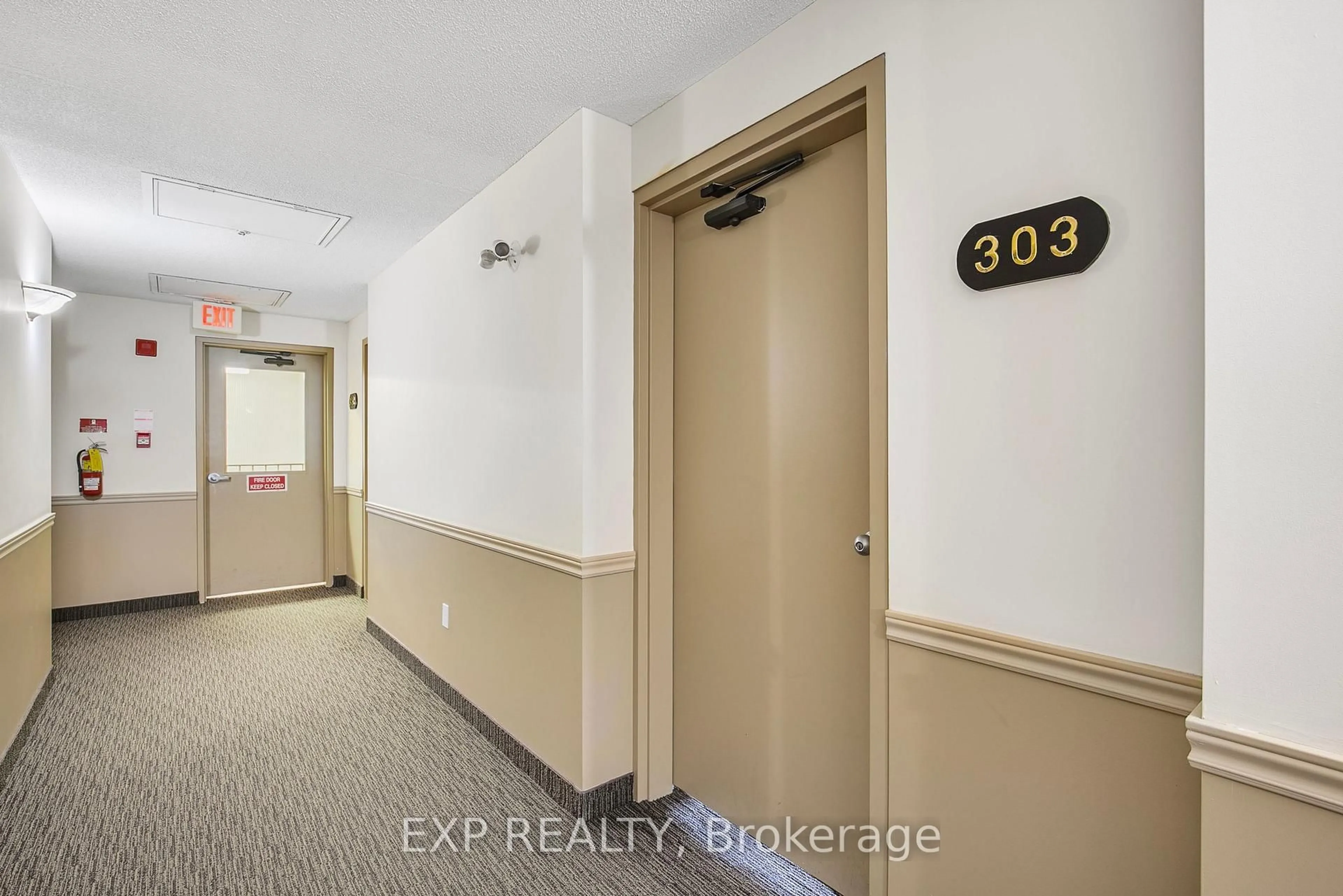 Indoor foyer for 107 Bond St #303, Orillia Ontario L3V 1J7