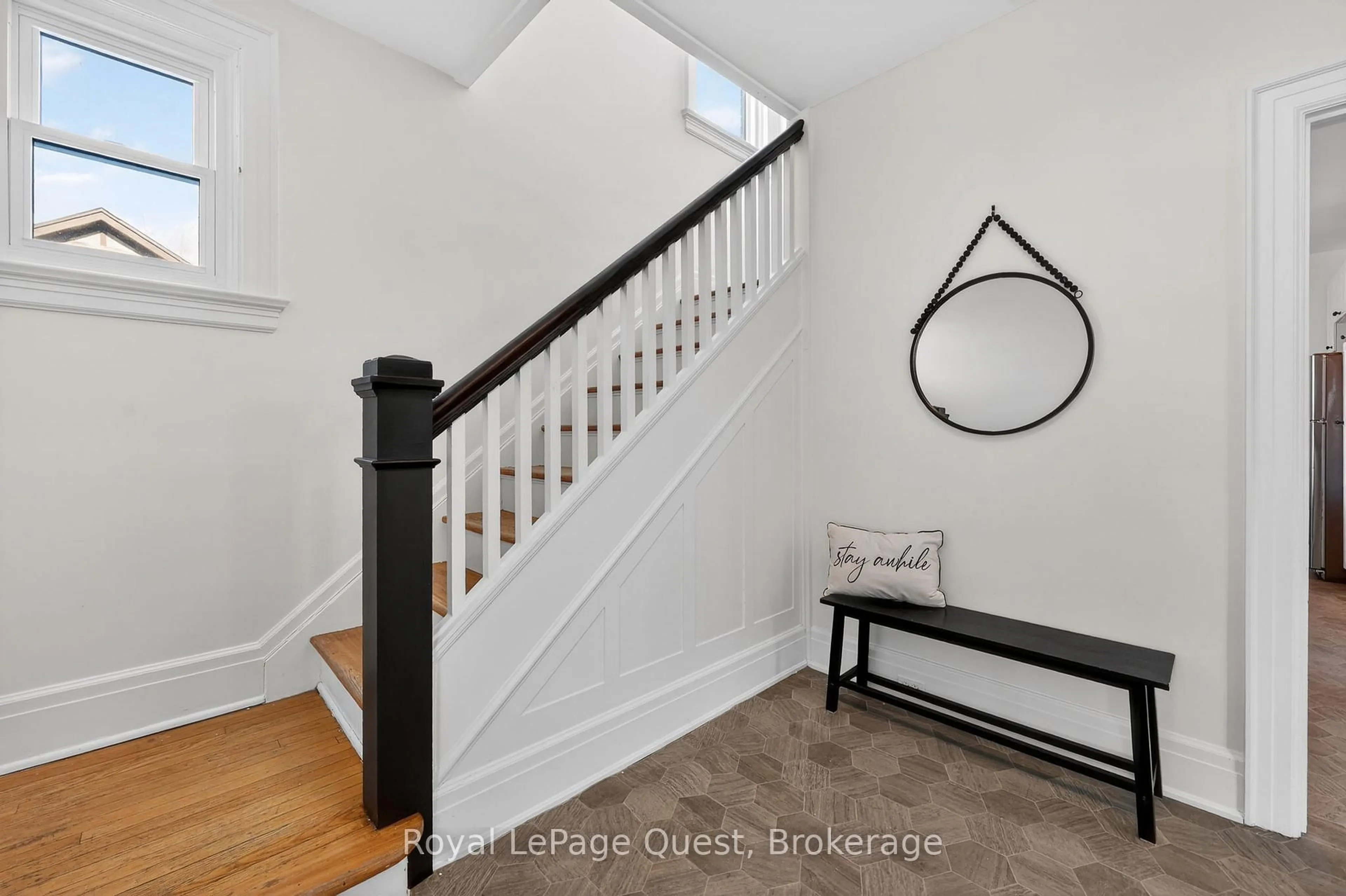 Indoor entryway for 109 Brant St, Orillia Ontario L3V 1Z3