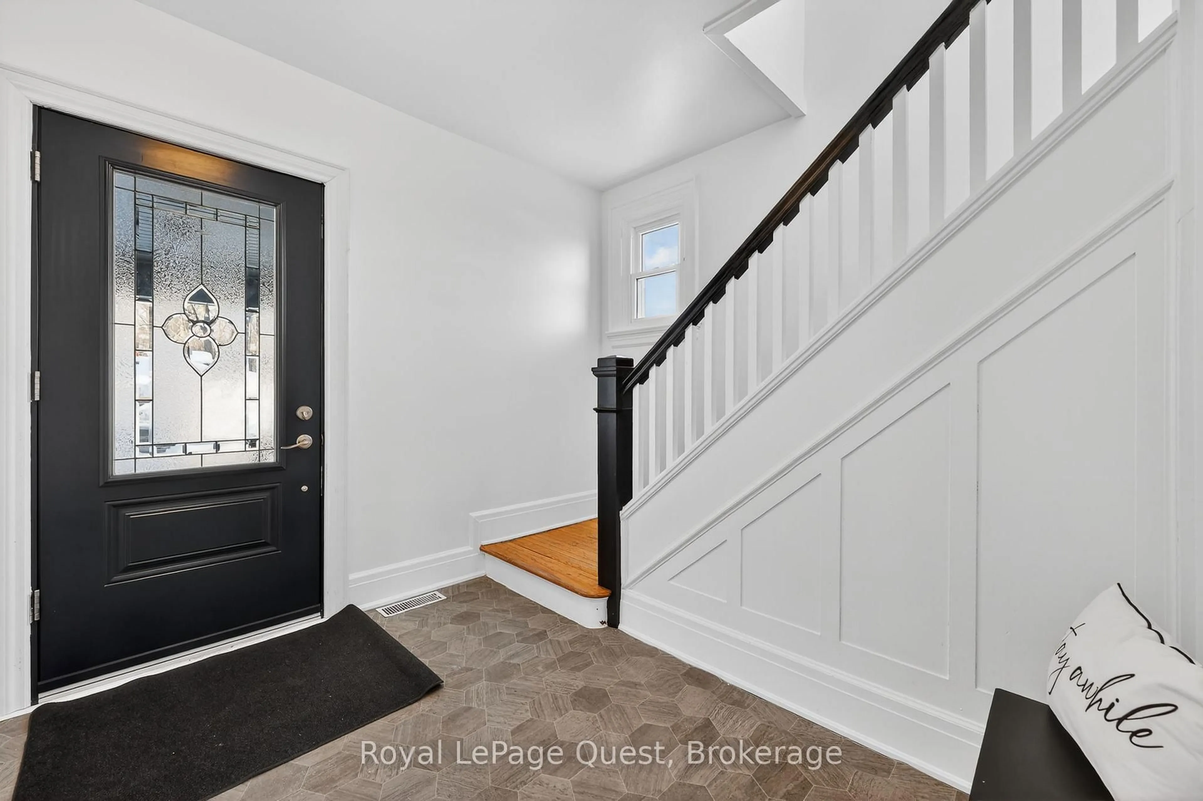 Indoor entryway for 109 Brant St, Orillia Ontario L3V 1Z3