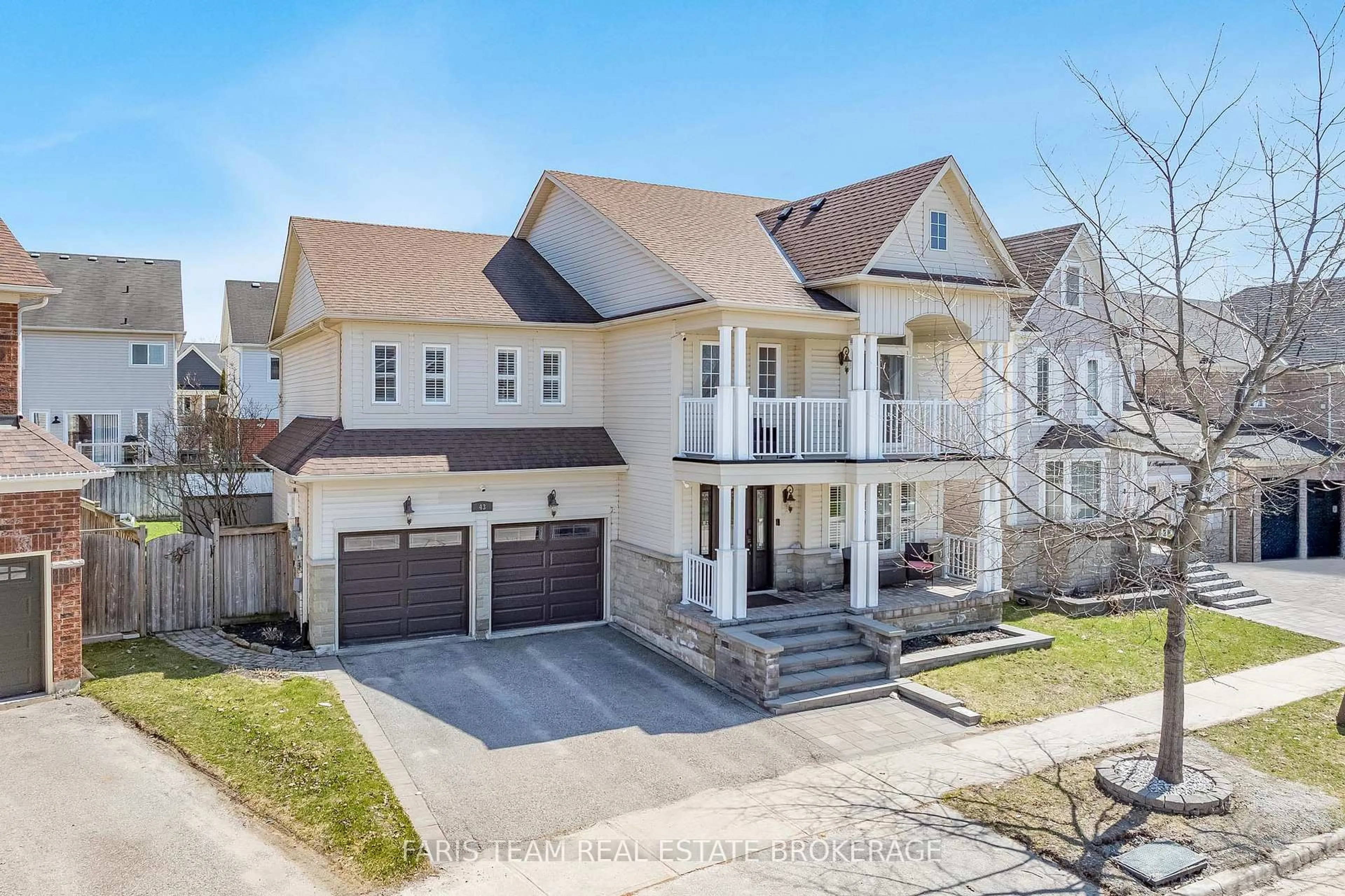 A pic from outside/outdoor area/front of a property/back of a property/a pic from drone, street for 43 Maple Crown Terr, Barrie Ontario L4M 7H9
