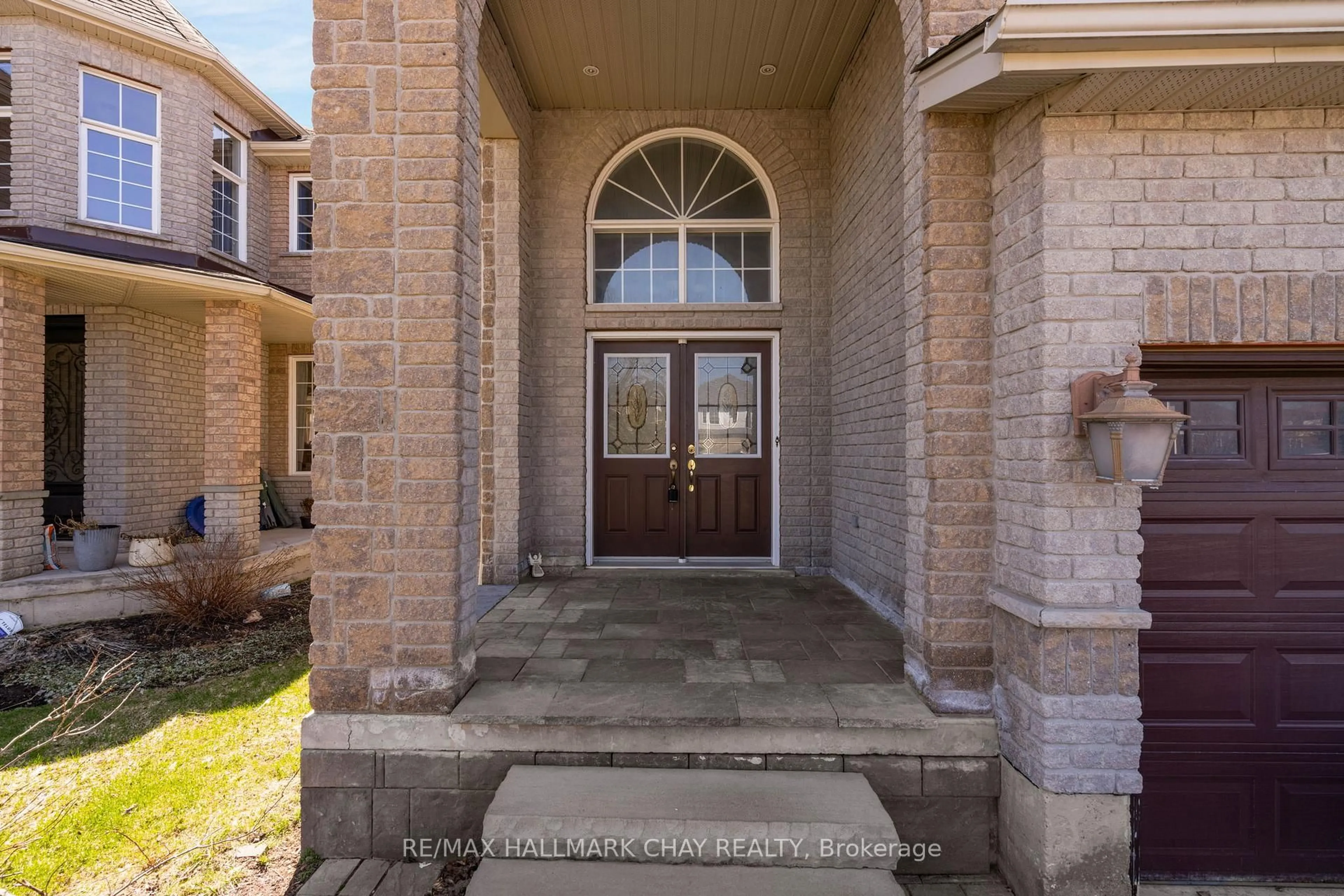 Indoor entryway for 77 Sovereign's Gate, Barrie Ontario L4N 0Y9