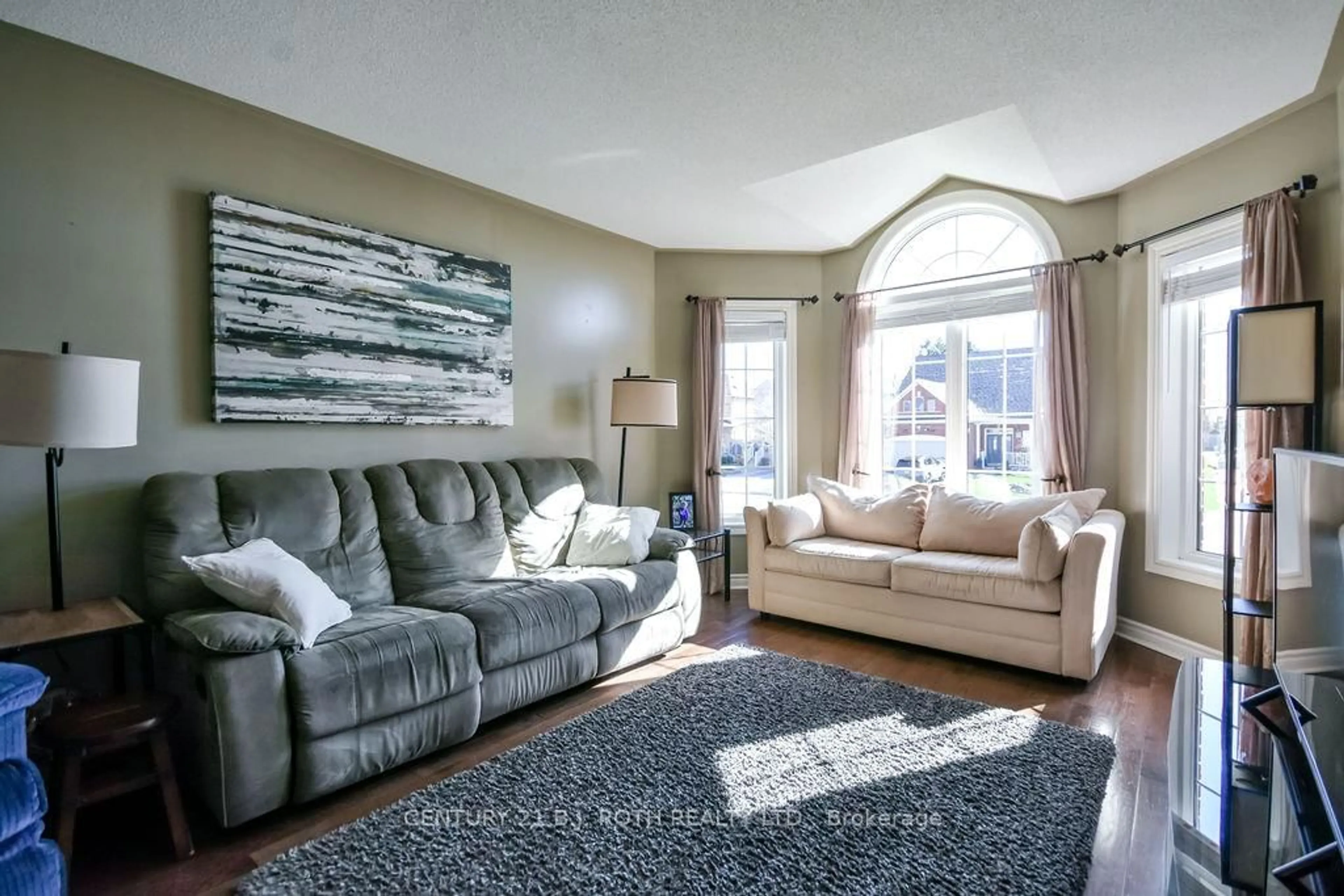 Living room with furniture, carpet floor for 12 White Cres, Barrie Ontario L4N 7M1