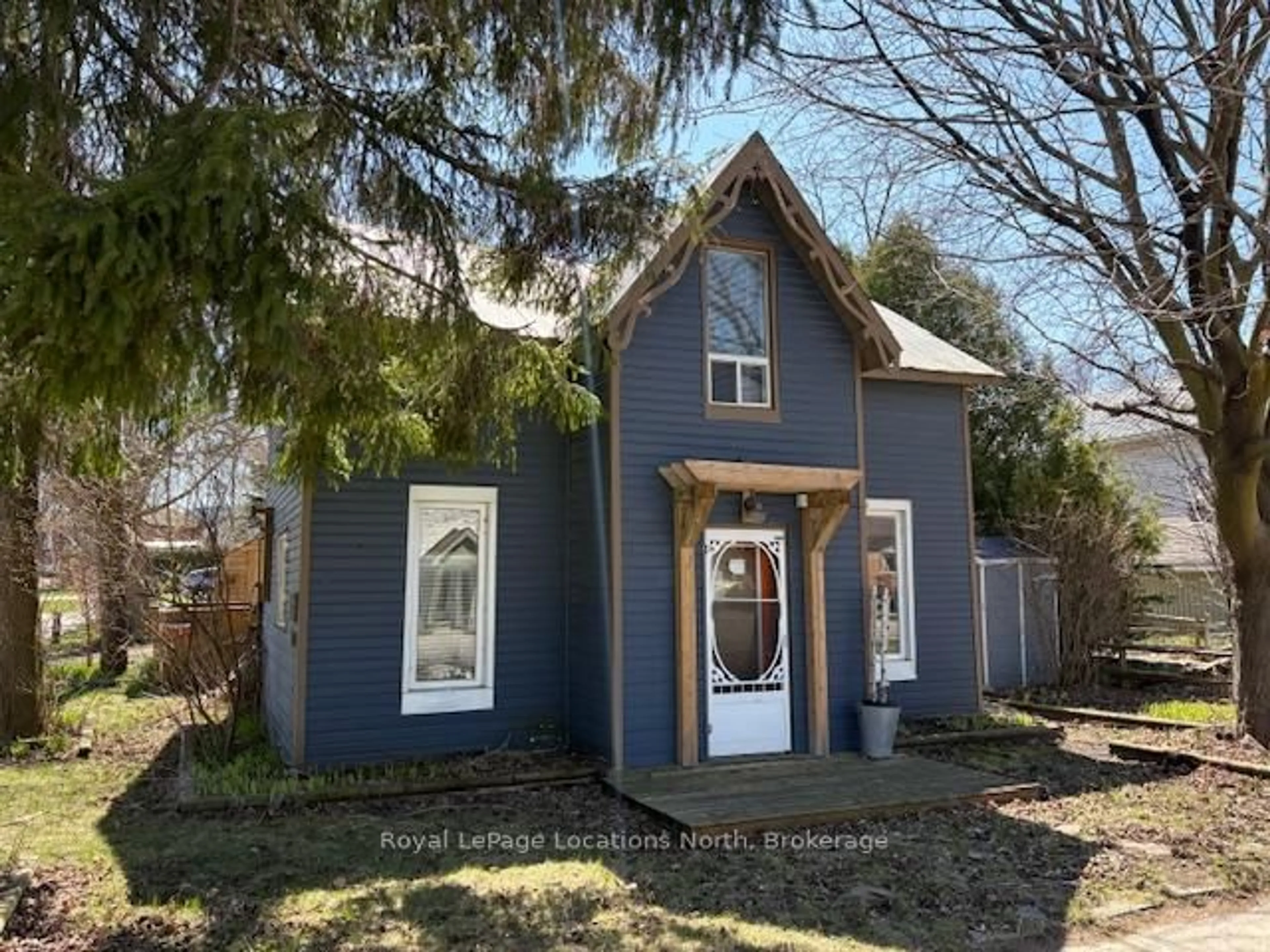 Home with vinyl exterior material, street for 74 RODNEY St, Collingwood Ontario L9Y 1C8
