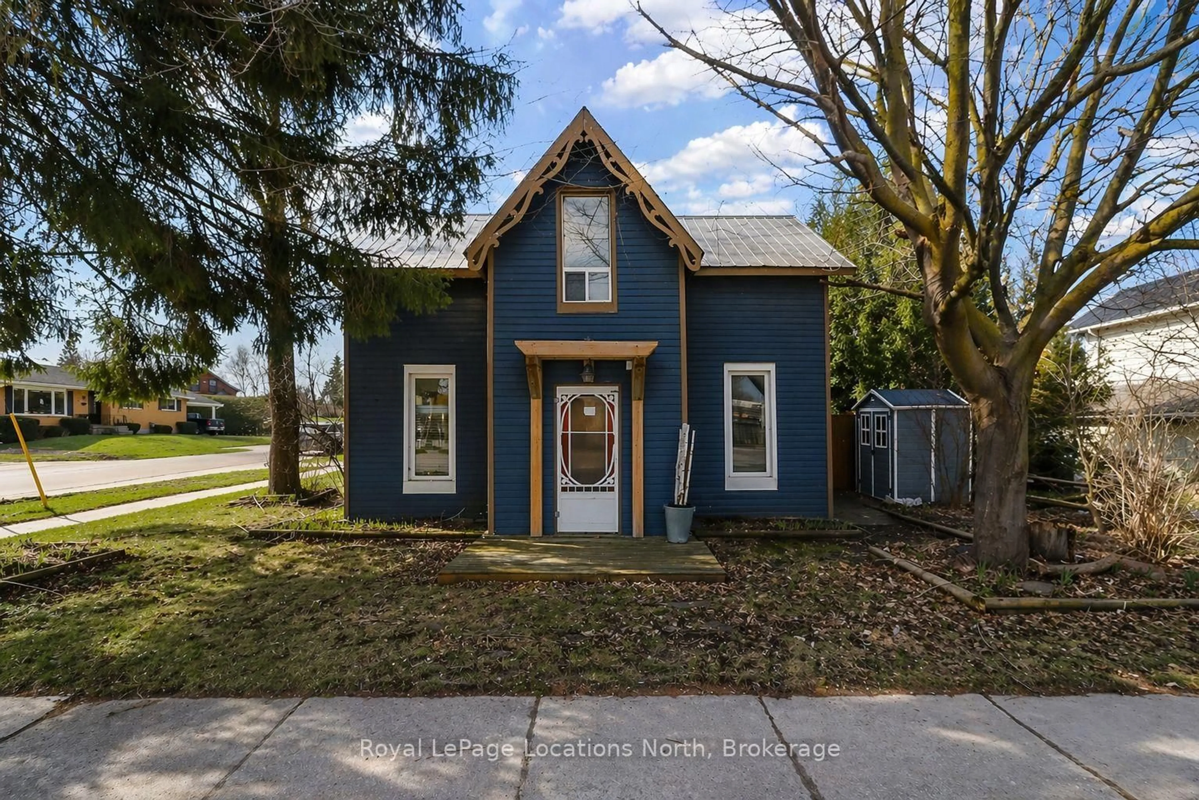 Home with vinyl exterior material, street for 74 RODNEY St, Collingwood Ontario L9Y 1C8