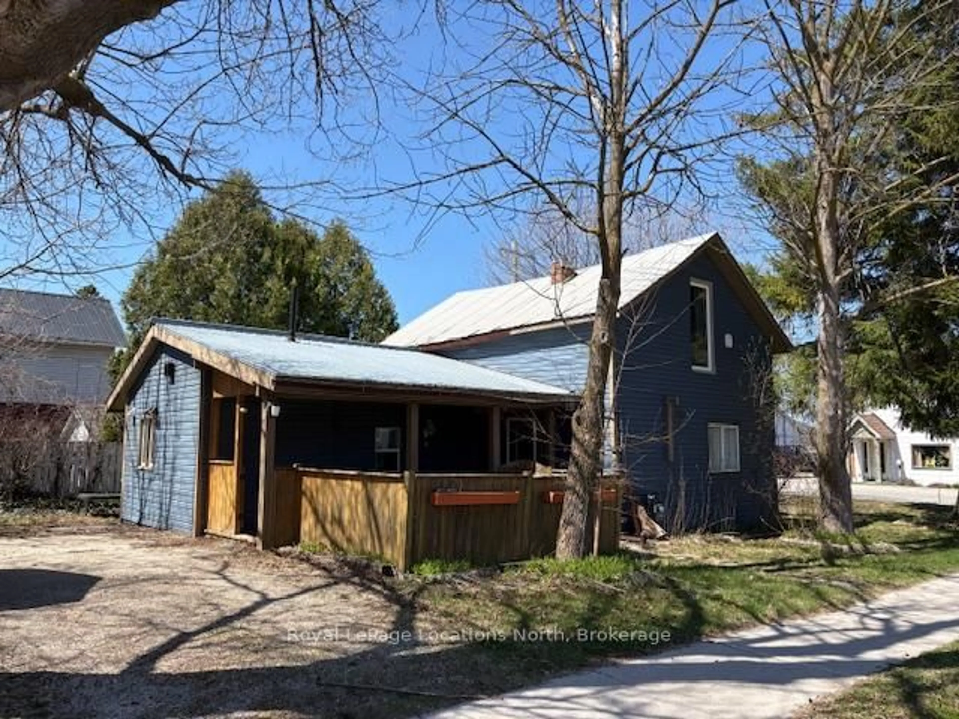 A pic from outside/outdoor area/front of a property/back of a property/a pic from drone, street for 74 RODNEY St, Collingwood Ontario L9Y 1C8