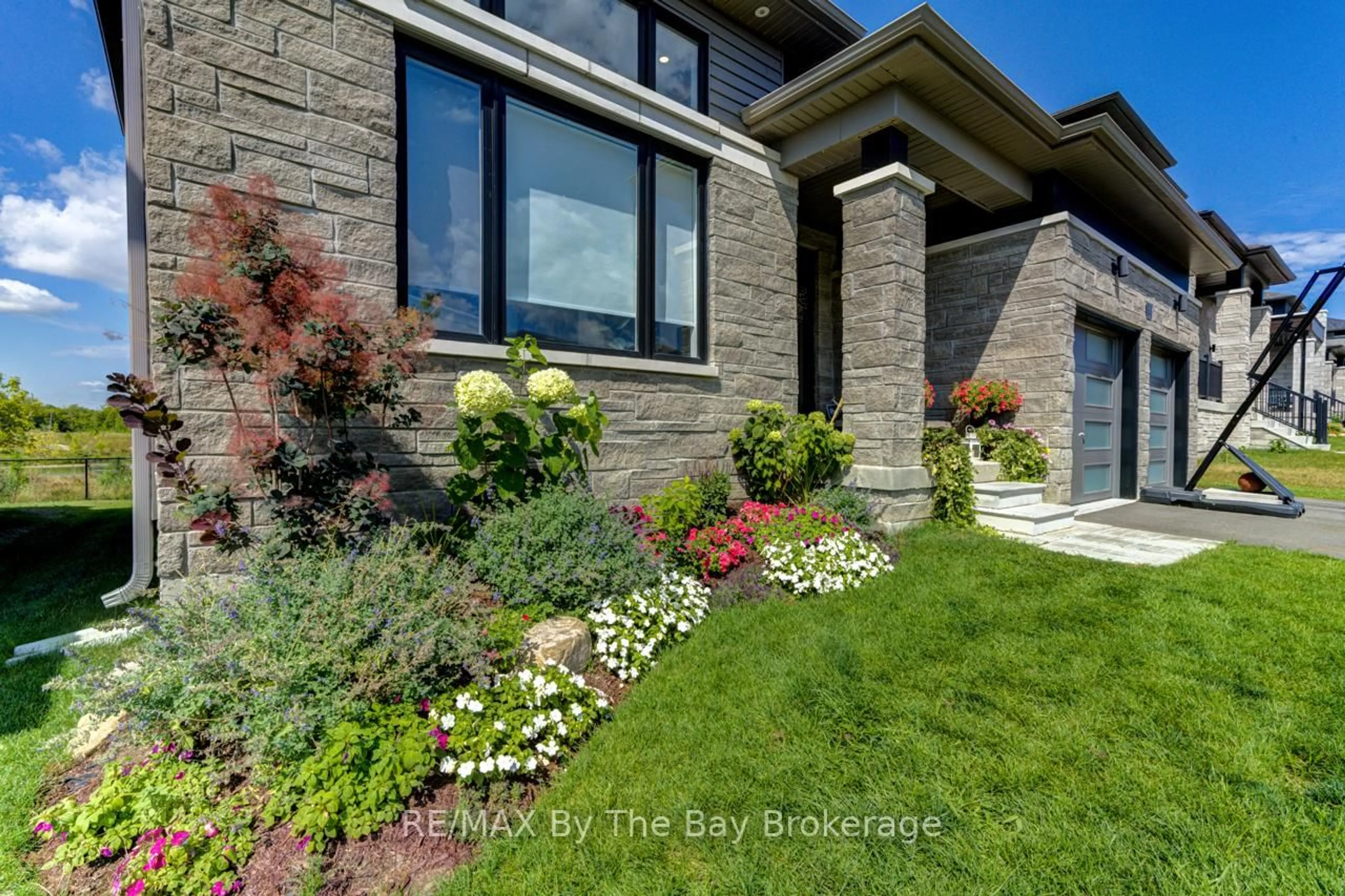 Home with brick exterior material, street for 33 Nicort Rd, Wasaga Beach Ontario L9Z 1J7