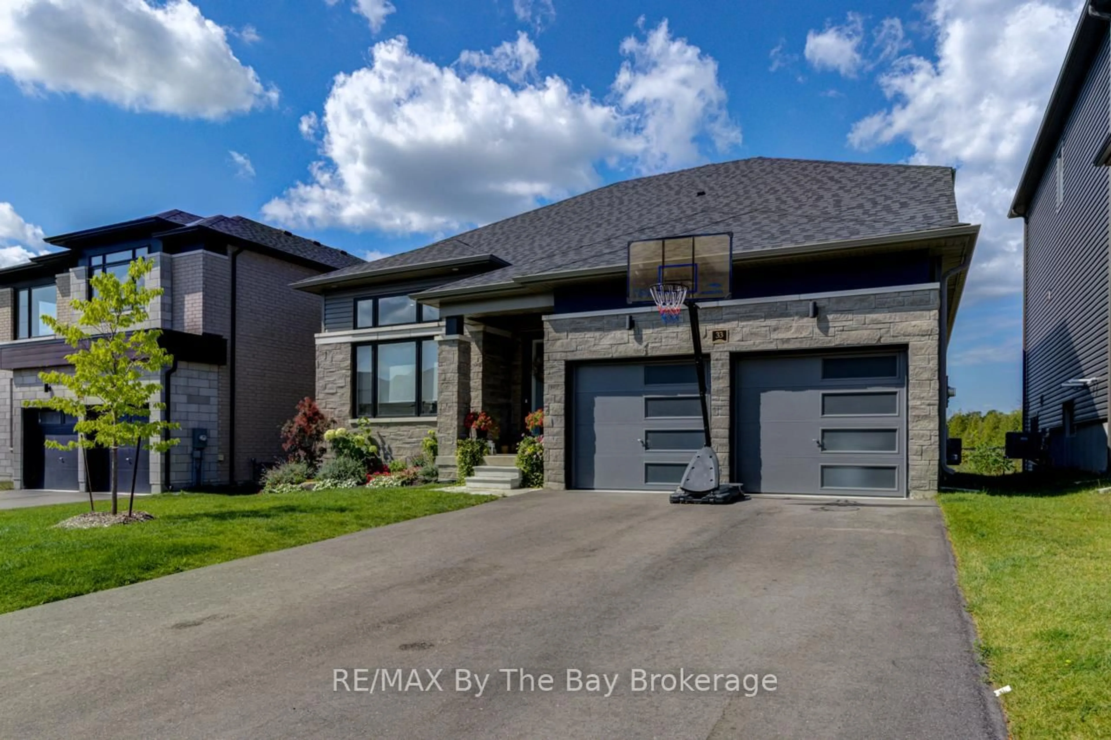 Home with brick exterior material, street for 33 Nicort Rd, Wasaga Beach Ontario L9Z 1J7