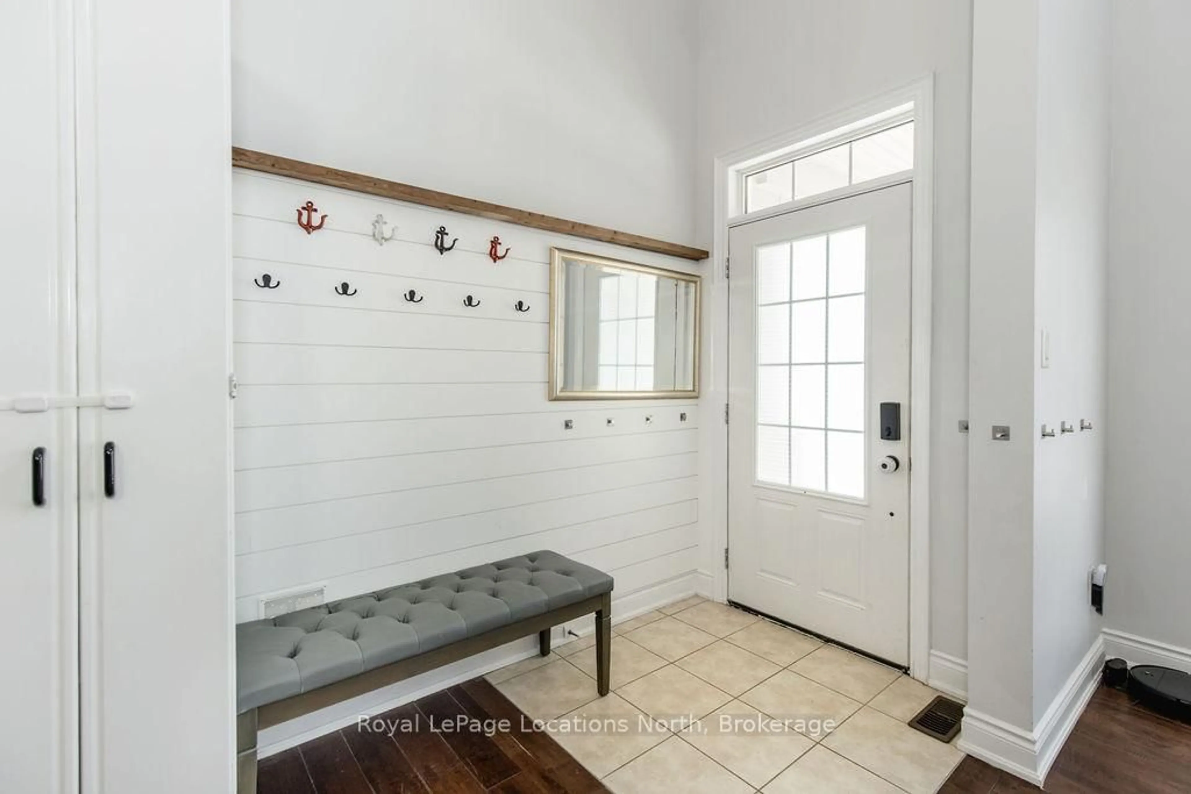 Indoor entryway for 11 CHRISTY Dr, Wasaga Beach Ontario L9Z 1S7