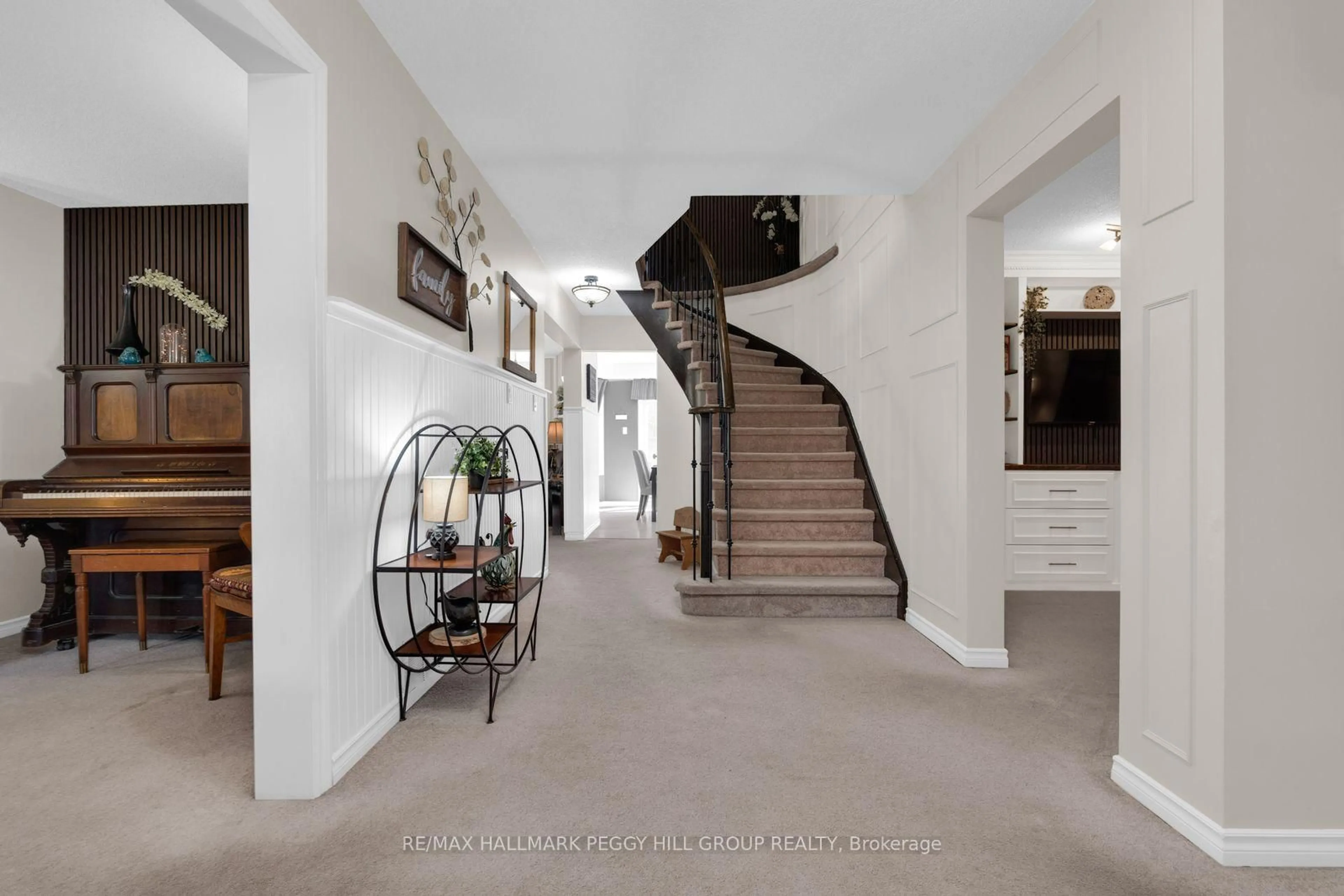 Indoor foyer for 99 Golden Meadow Rd, Barrie Ontario L4N 7G3