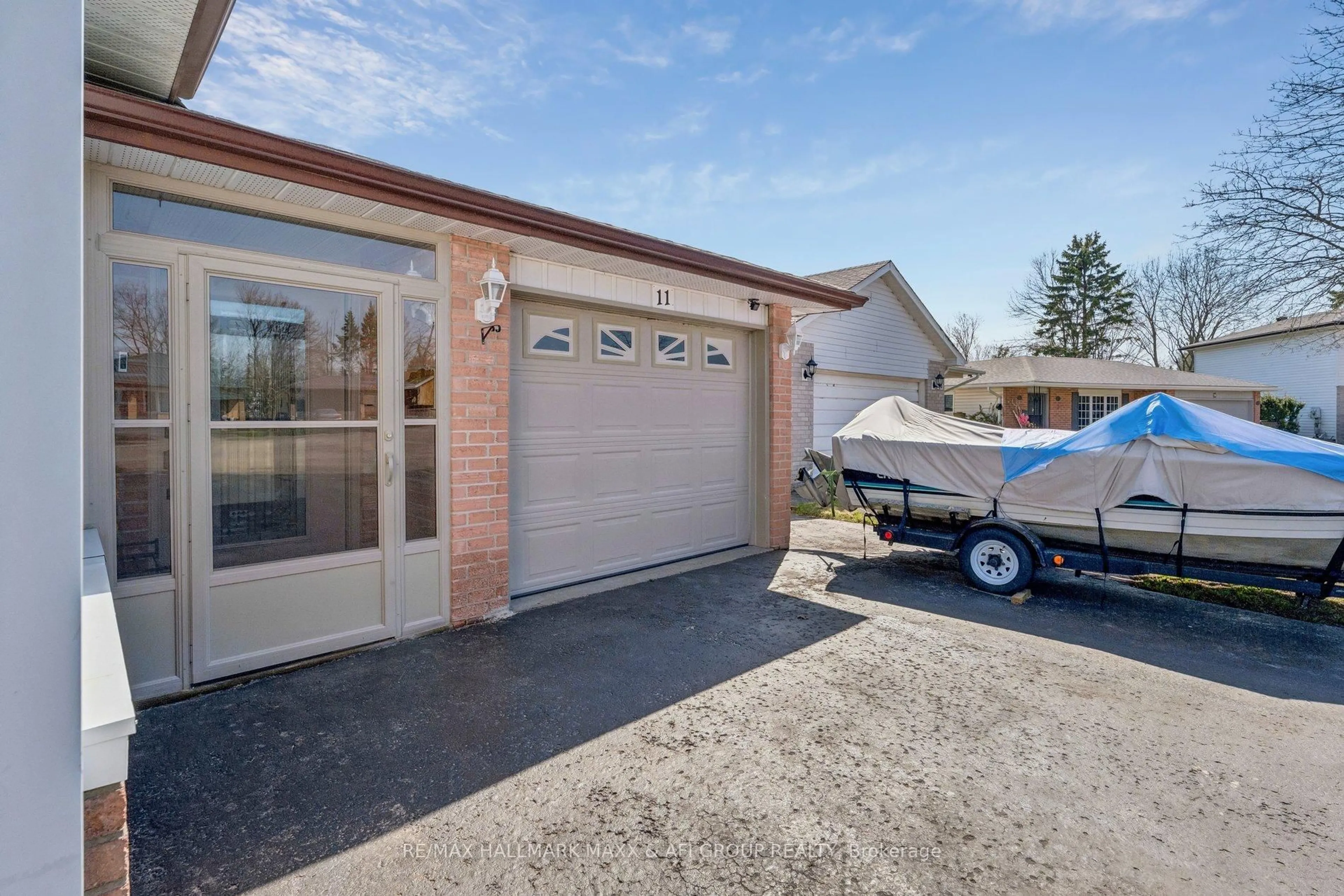 Indoor garage for 11 Charlotte Crt, Barrie Ontario L4N 6B2