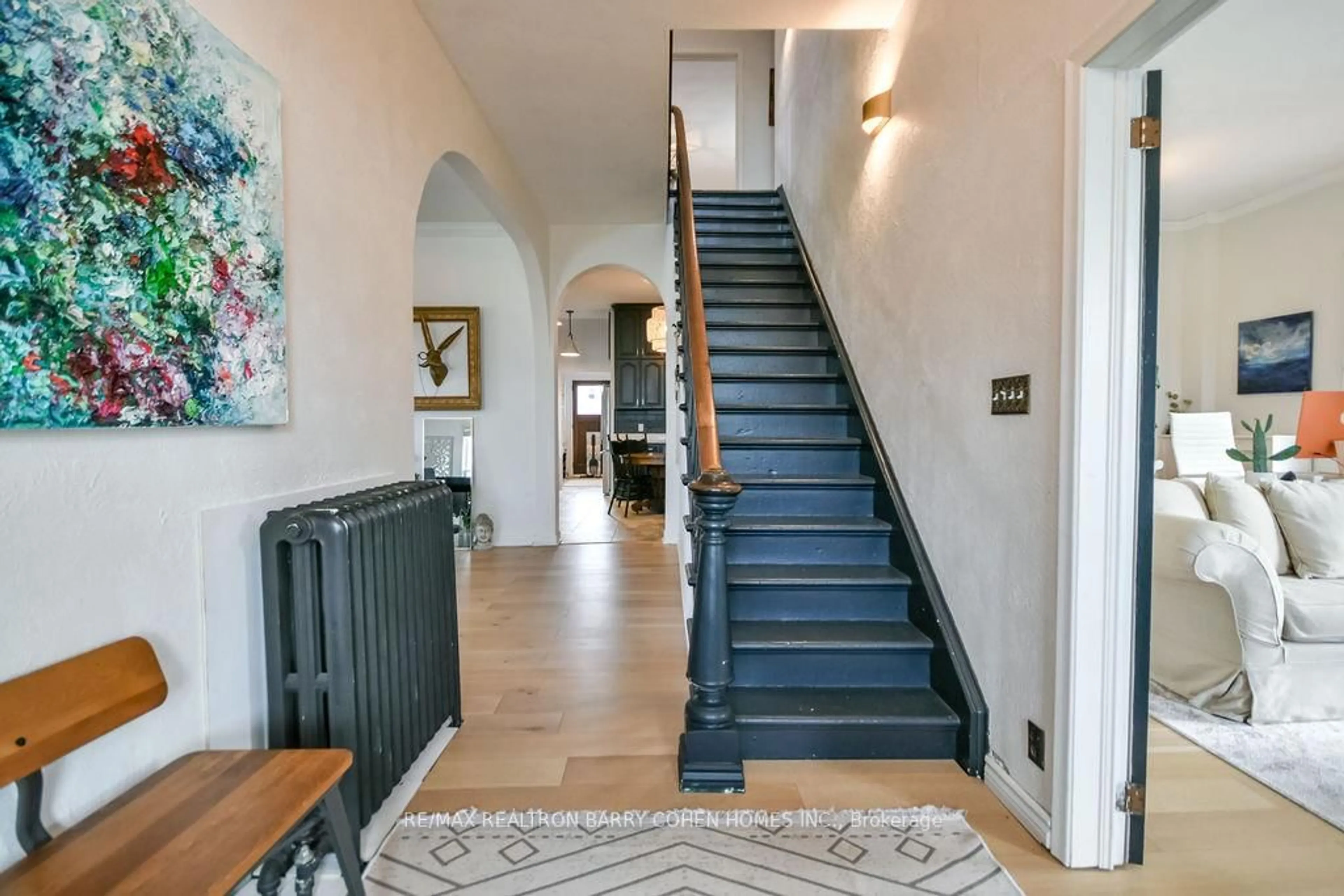 Indoor foyer for 8 Lakeshore Rd, Oro-Medonte Ontario L0L 2E0