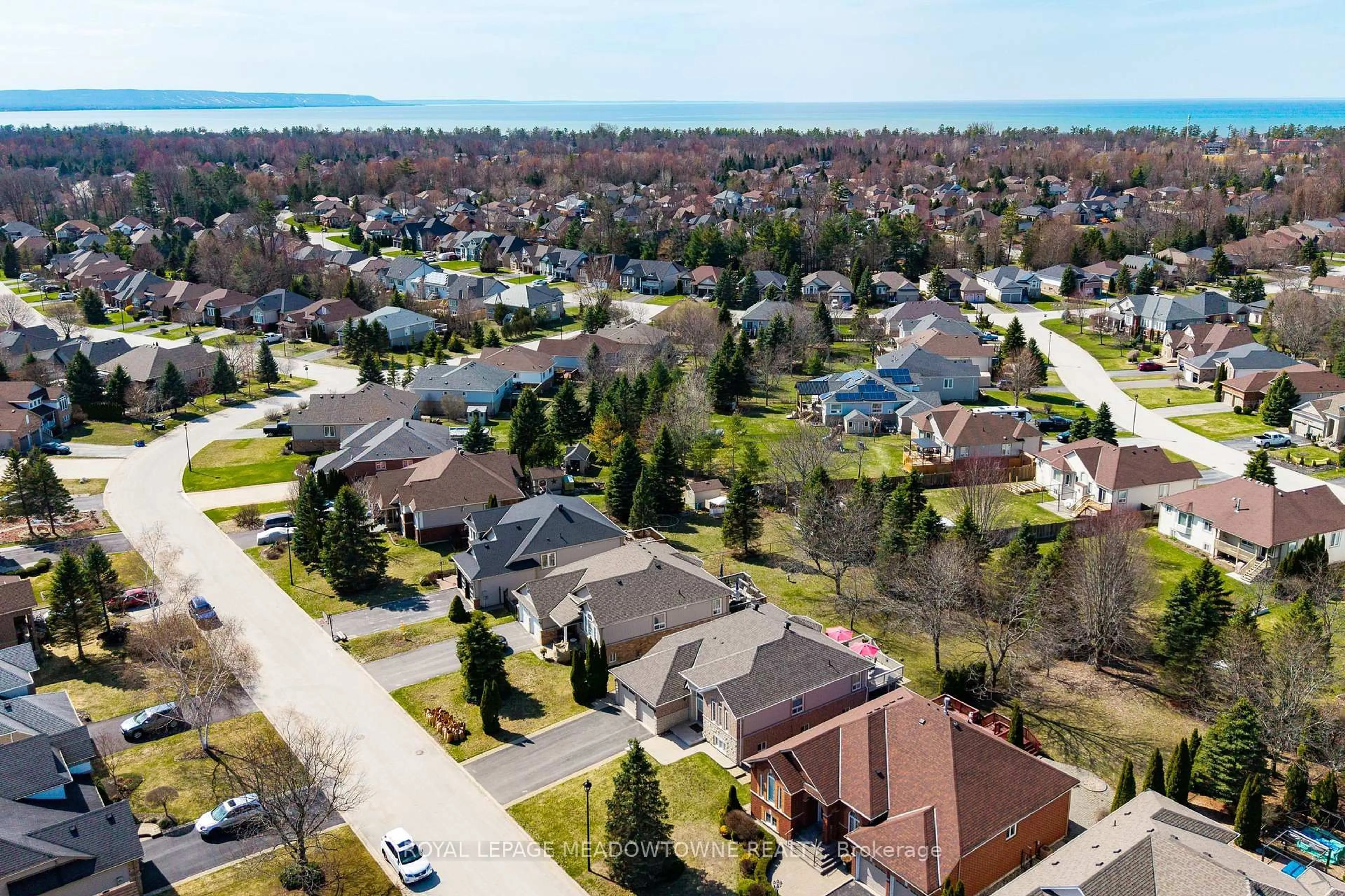 A pic from outside/outdoor area/front of a property/back of a property/a pic from drone, street for 30 Cranberry Hts, Wasaga Beach Ontario L9Z 1M9