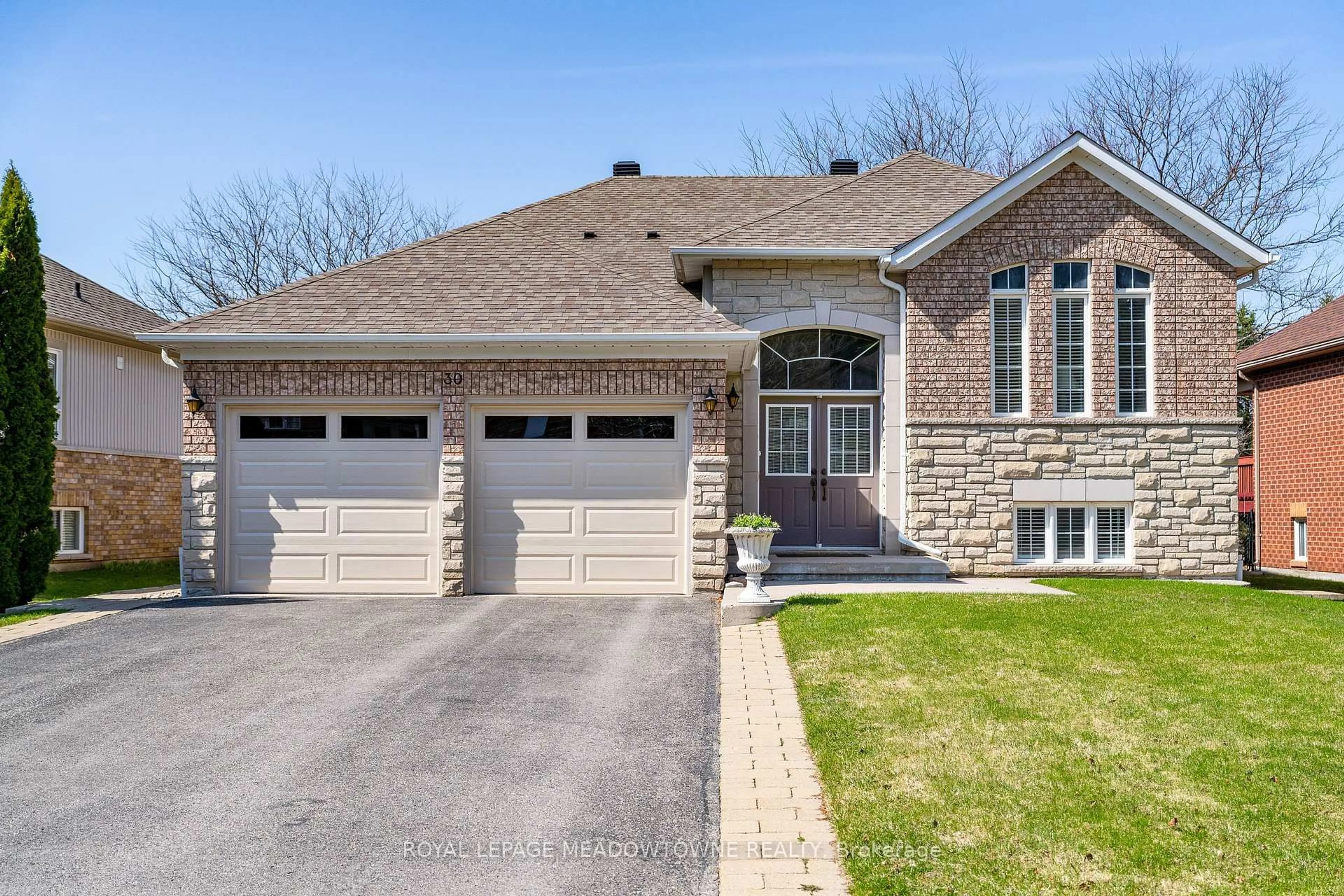 Home with brick exterior material, street for 30 Cranberry Hts, Wasaga Beach Ontario L9Z 1M9