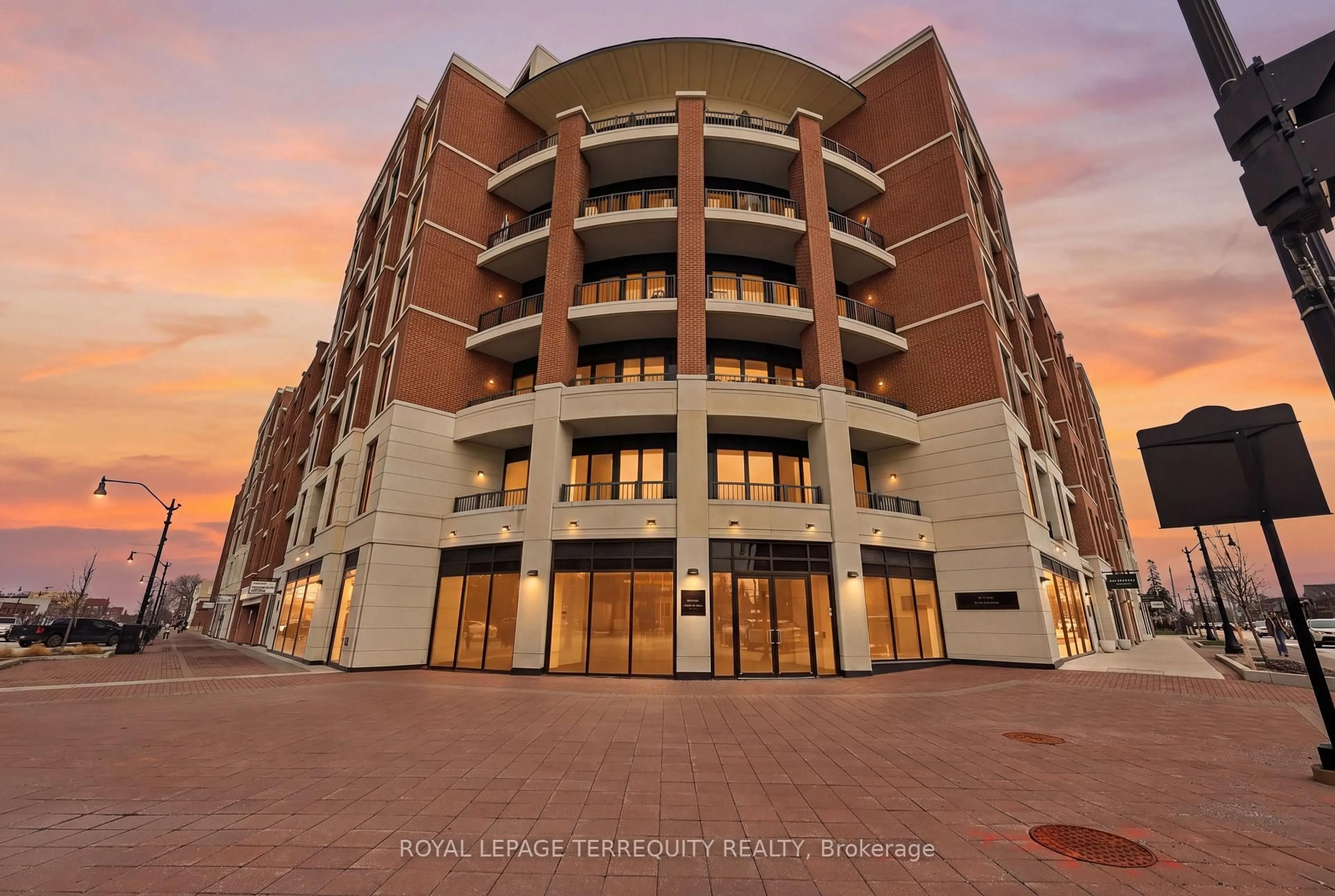 A pic from outside/outdoor area/front of a property/back of a property/a pic from drone, building for 1 Hume St #PH 615, Collingwood Ontario L9Y 0X3