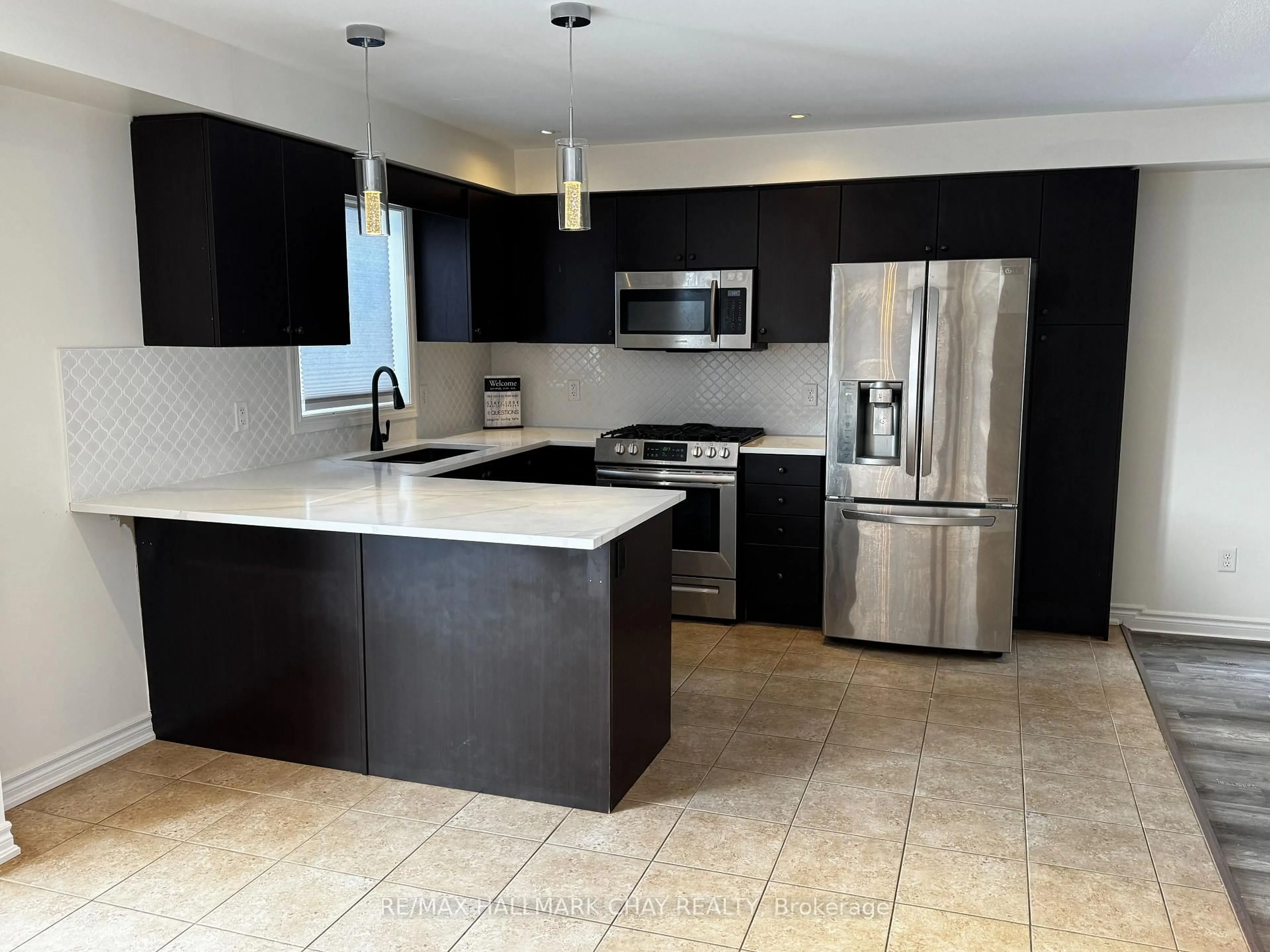 Open concept kitchen, ceramic/tile floor for 77 White Cres, Barrie Ontario L4N 5Z9