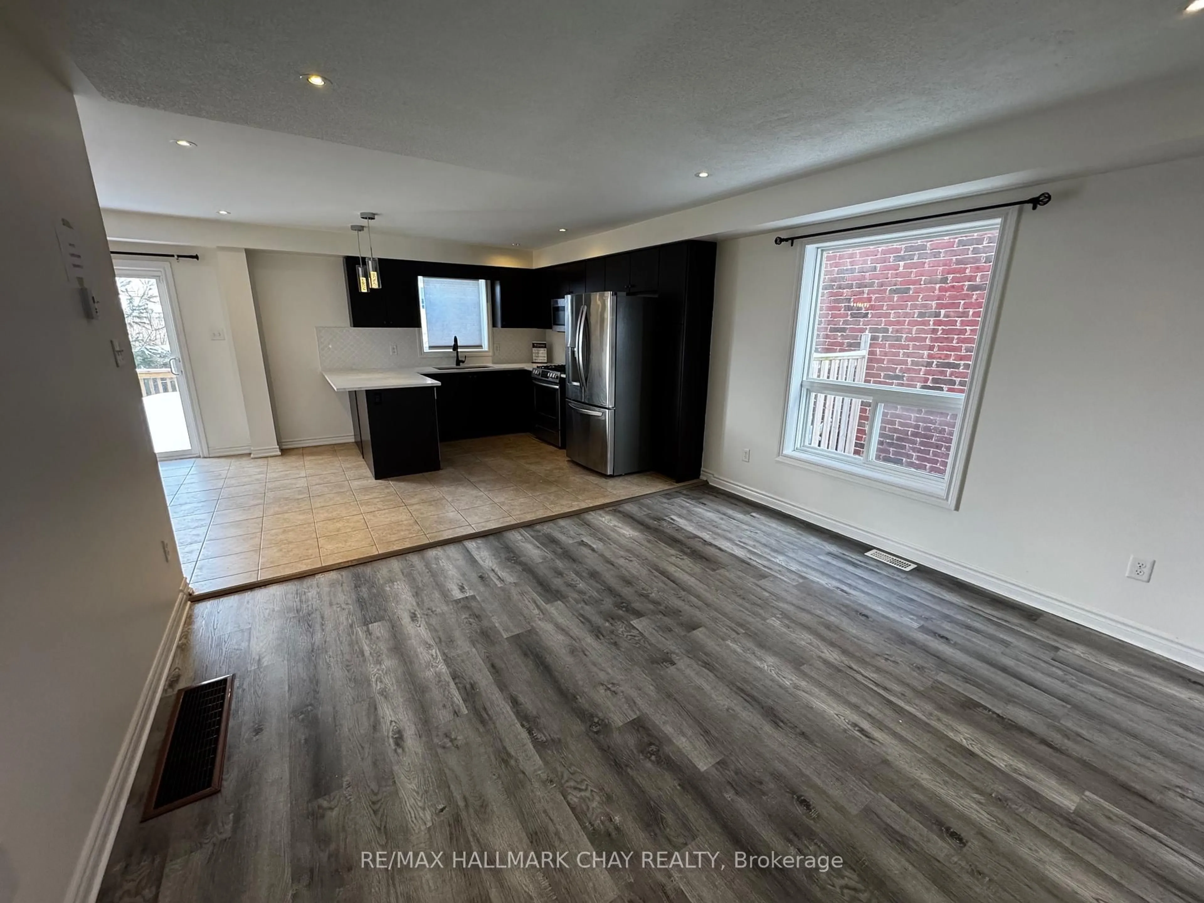 A pic of a room for 77 White Cres, Barrie Ontario L4N 5Z9