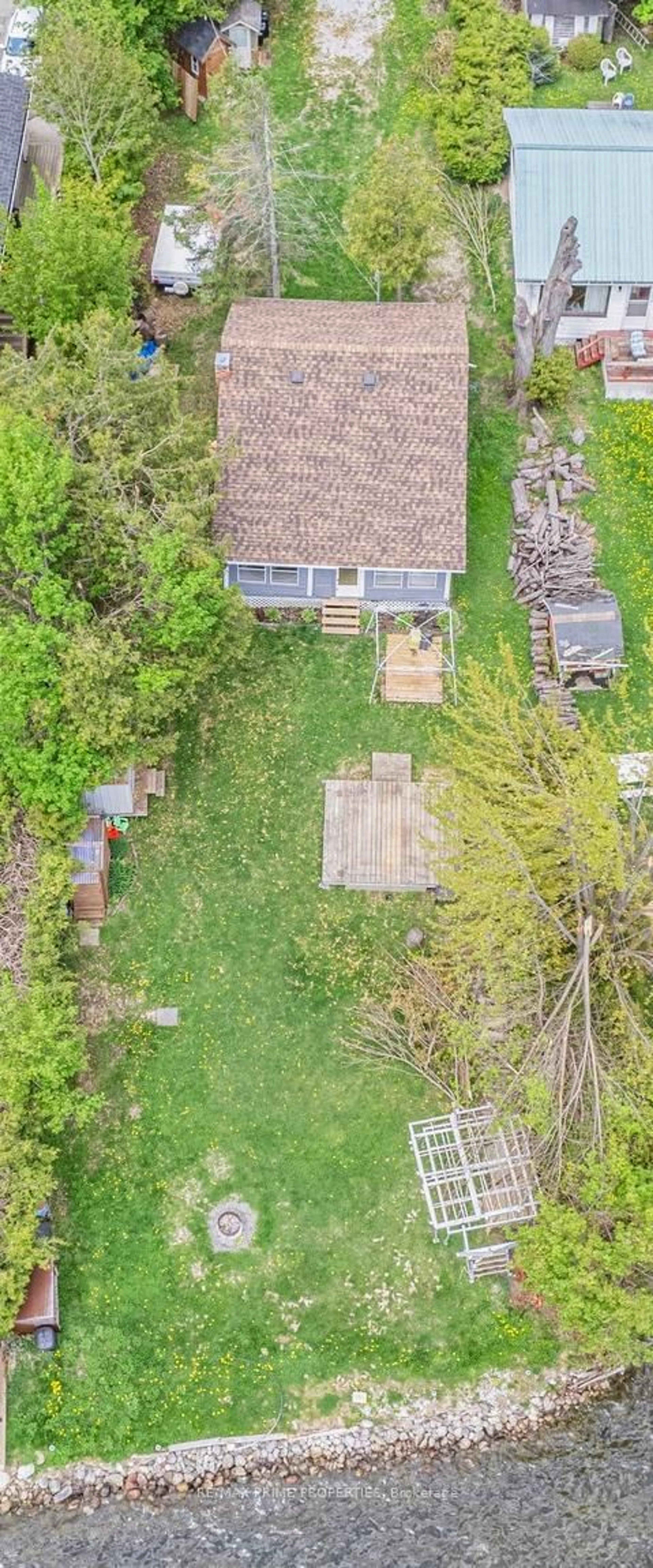 A pic from outside/outdoor area/front of a property/back of a property/a pic from drone, unknown for 1947 Woods Bay Rd, Severn Ontario L3V 6H3