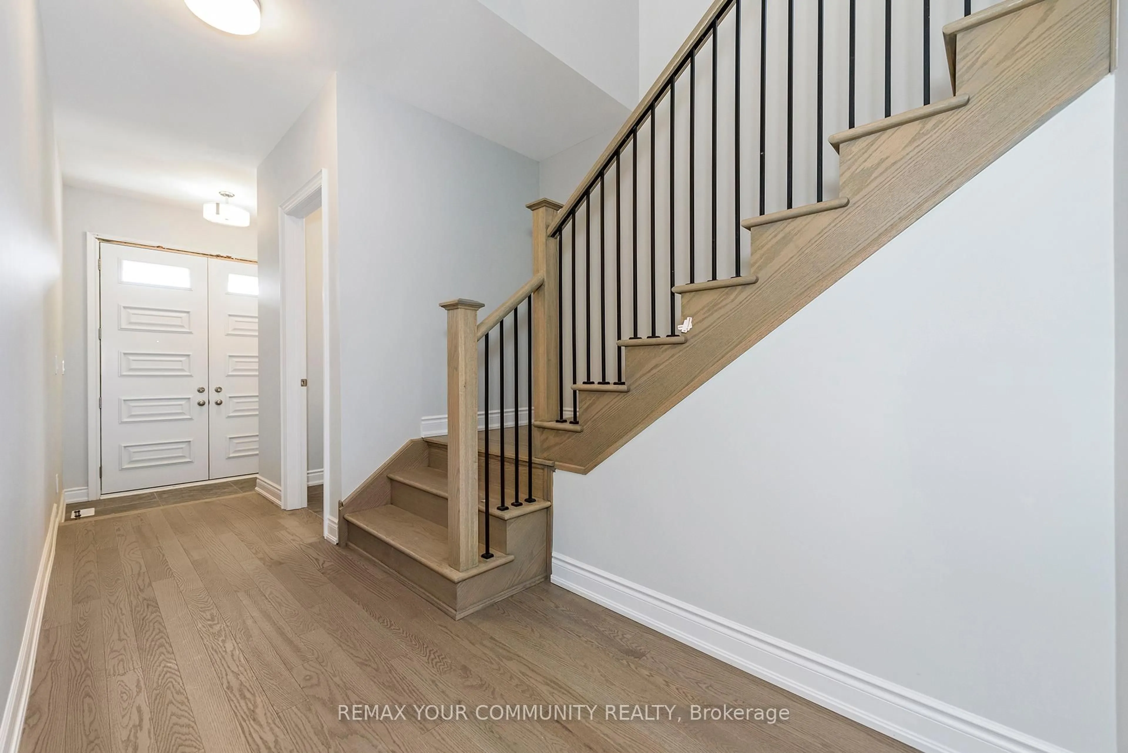 Stairs for 105 Bearberry Rd, Springwater Ontario L9X 0P4