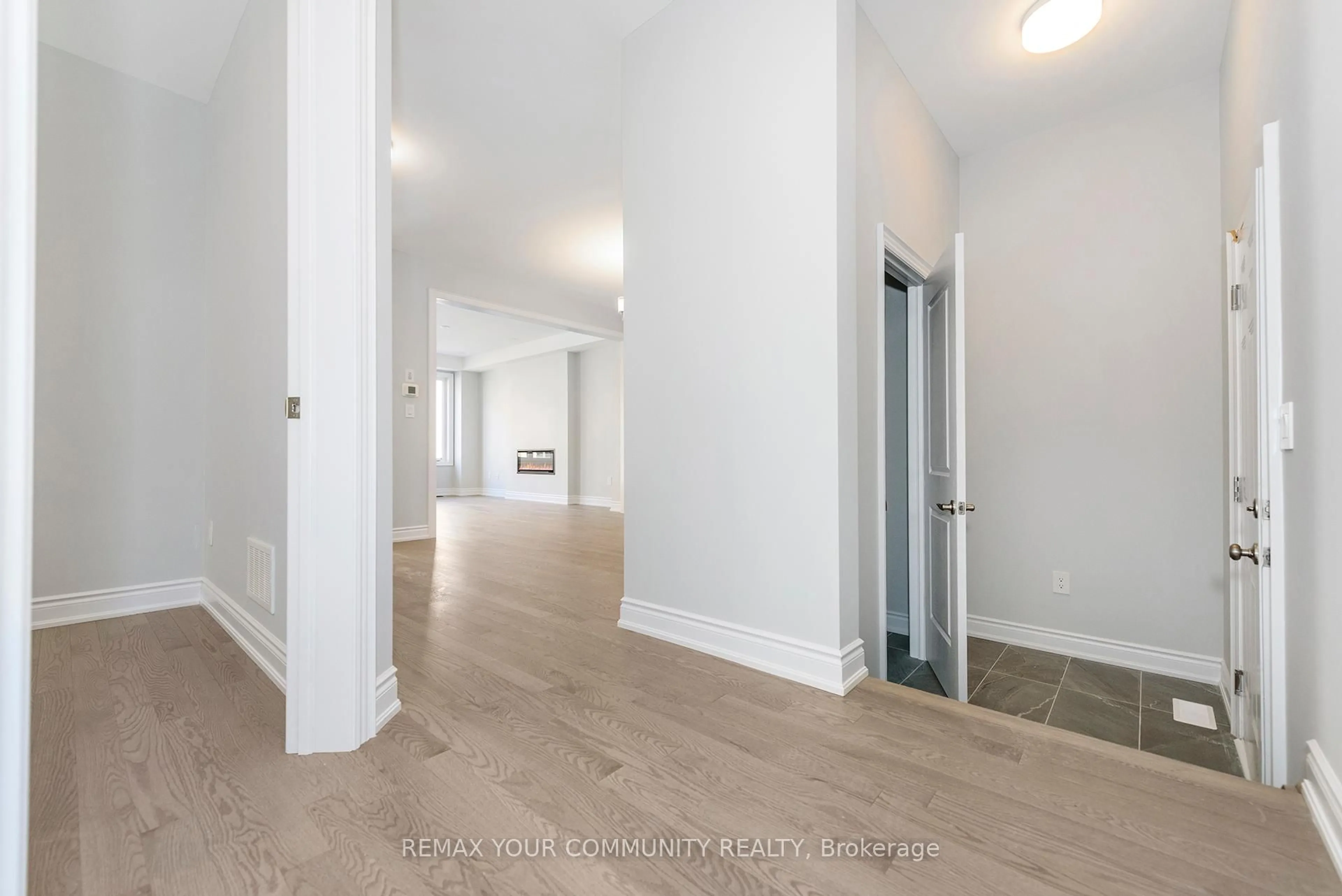 Indoor entryway for 105 Bearberry Rd, Springwater Ontario L9X 0P4