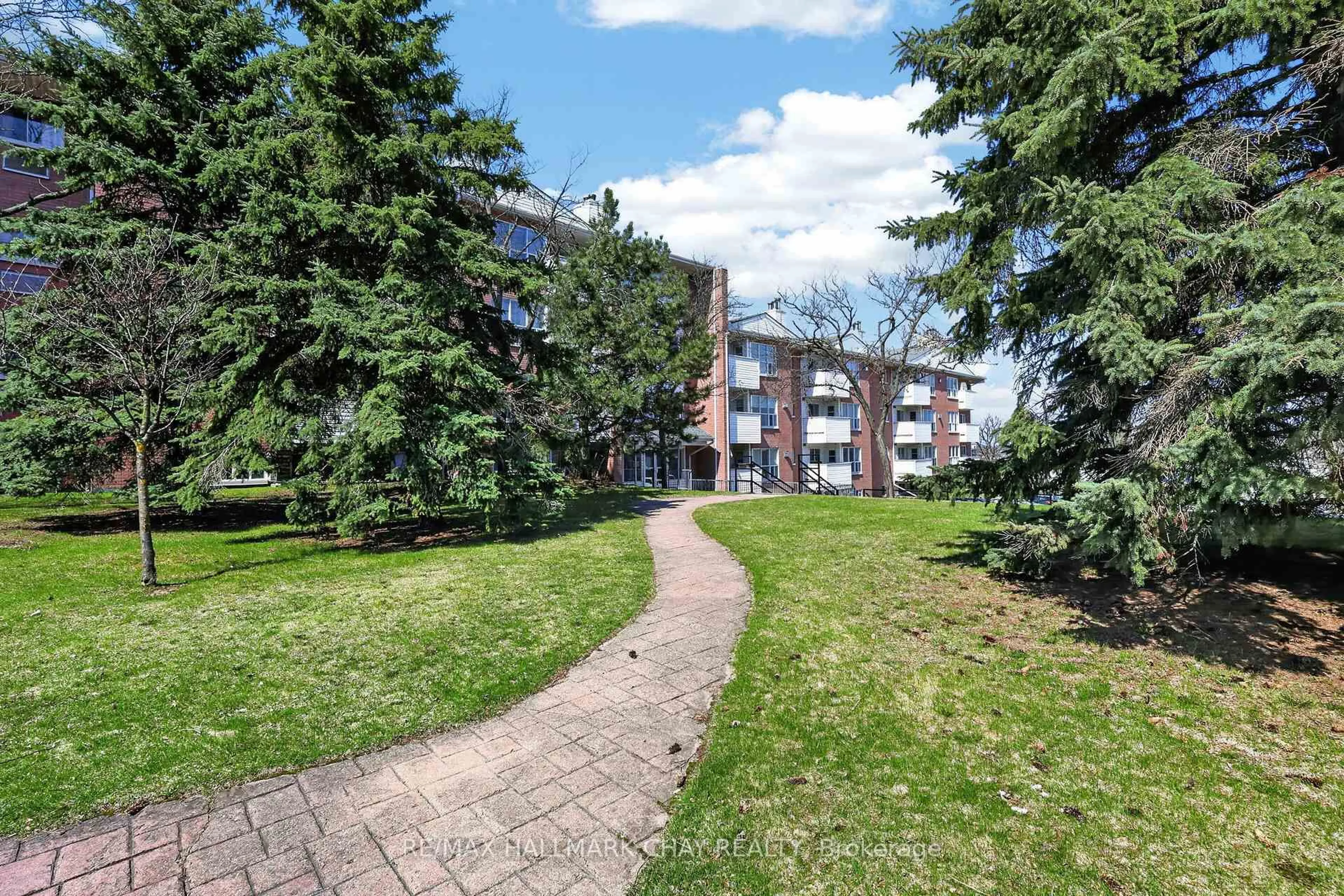 Patio, street for 120 Bell Farm Rd #304, Barrie Ontario L4M 6J2