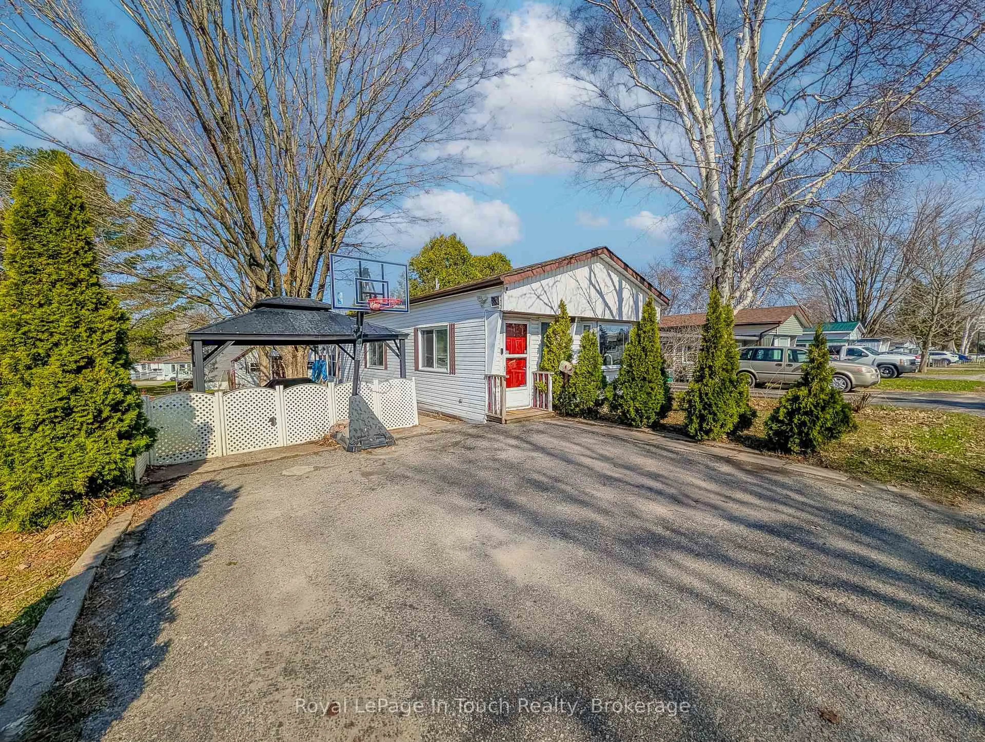 A pic from outside/outdoor area/front of a property/back of a property/a pic from drone, street for 30 Berts Rd, Midland Ontario L4R 5B5