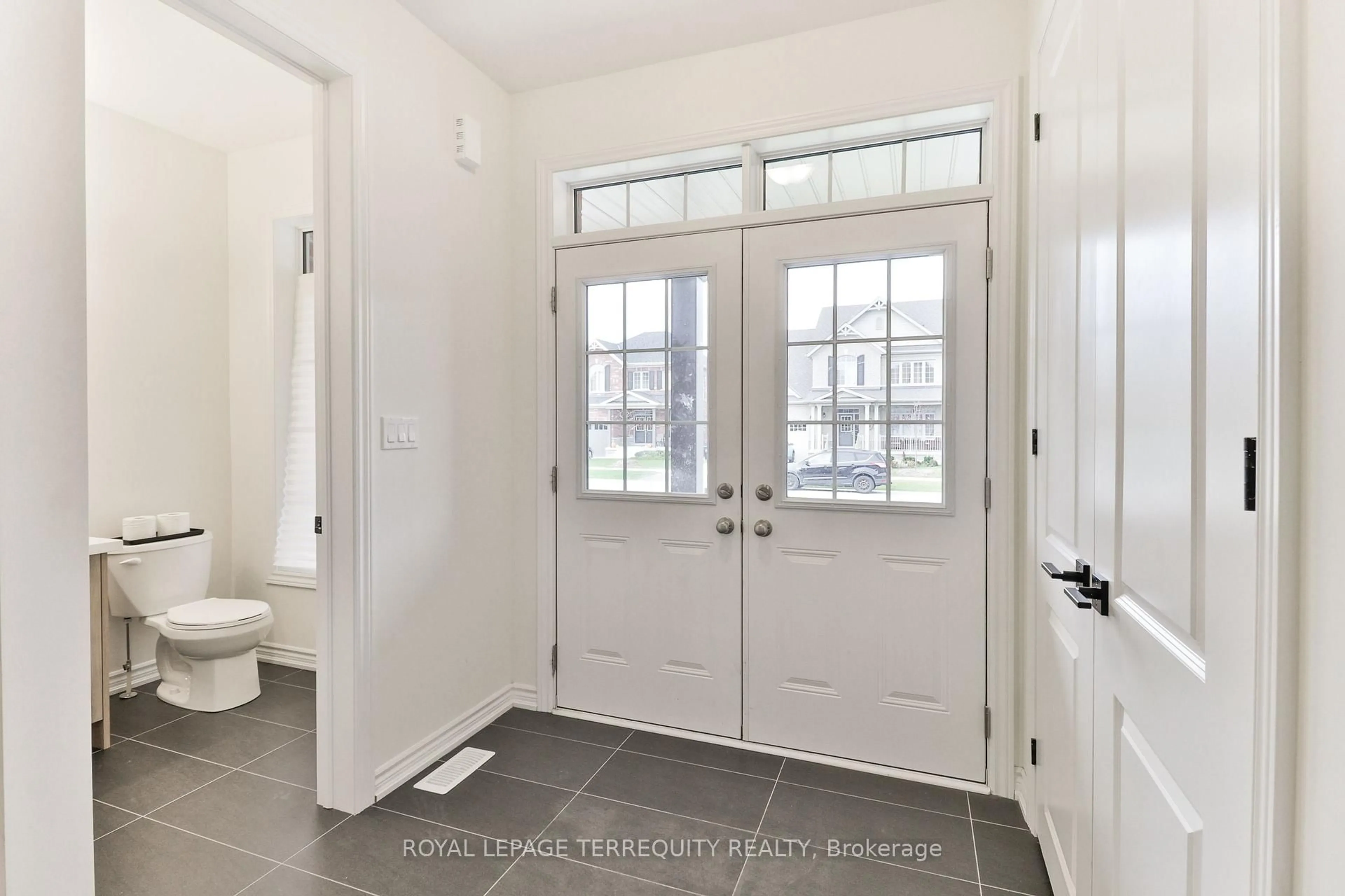 Indoor entryway for 26 Sanford Circ, Springwater Ontario L9X 2A8