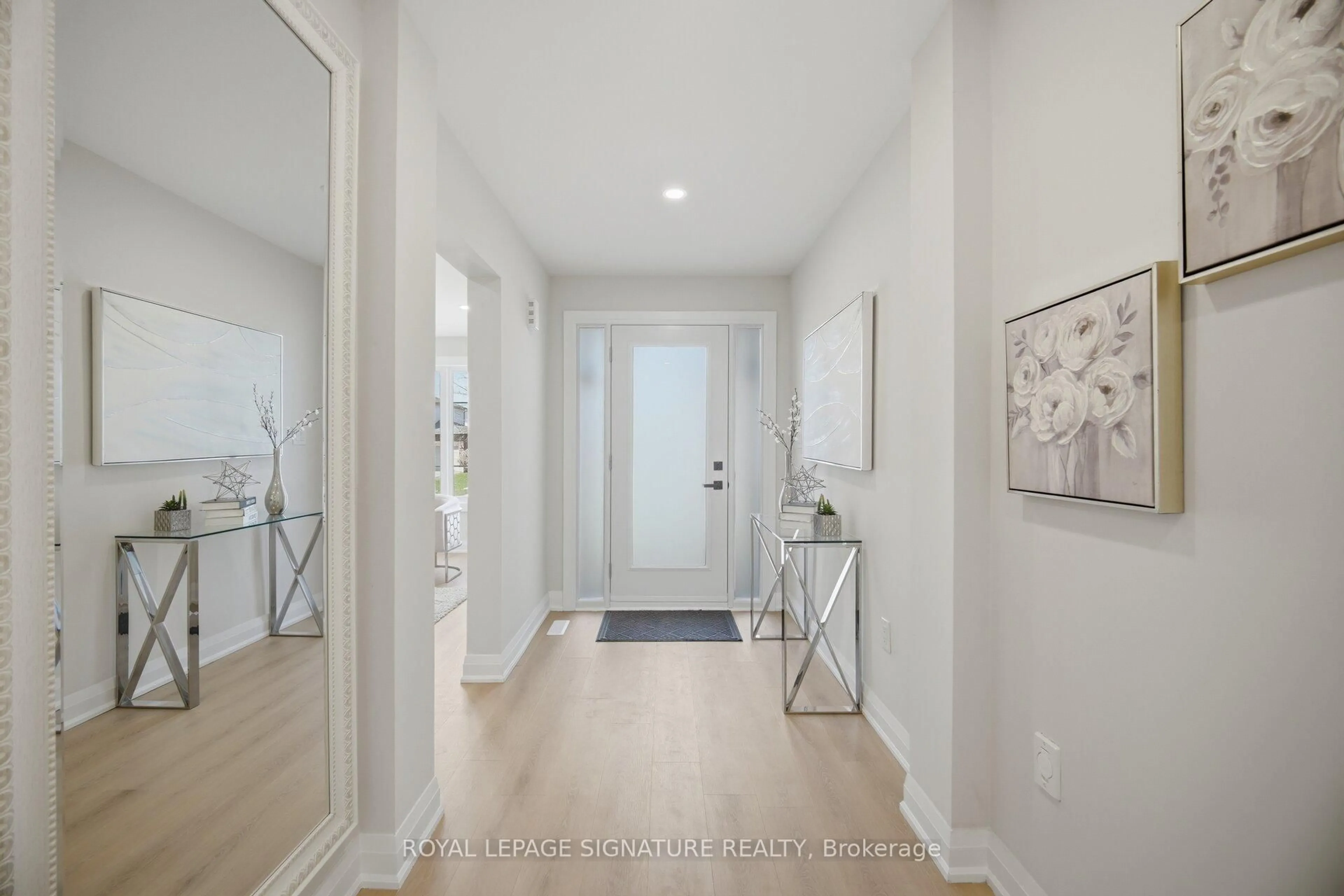 Indoor entryway for 11 Wessenger Dr, Barrie Ontario L4N 8R8