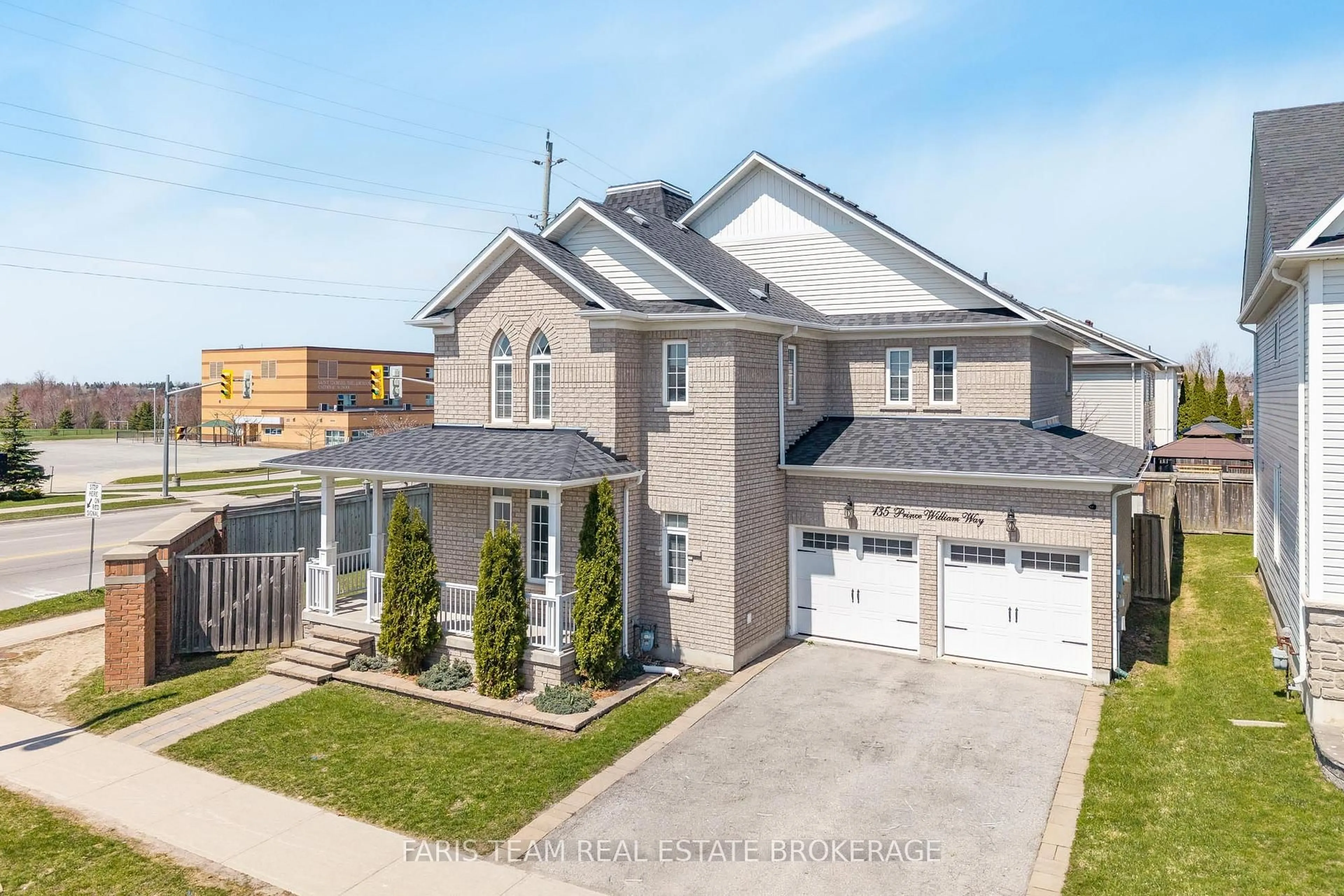 A pic from outside/outdoor area/front of a property/back of a property/a pic from drone, street for 135 Prince William Way, Barrie Ontario L4M 7H6