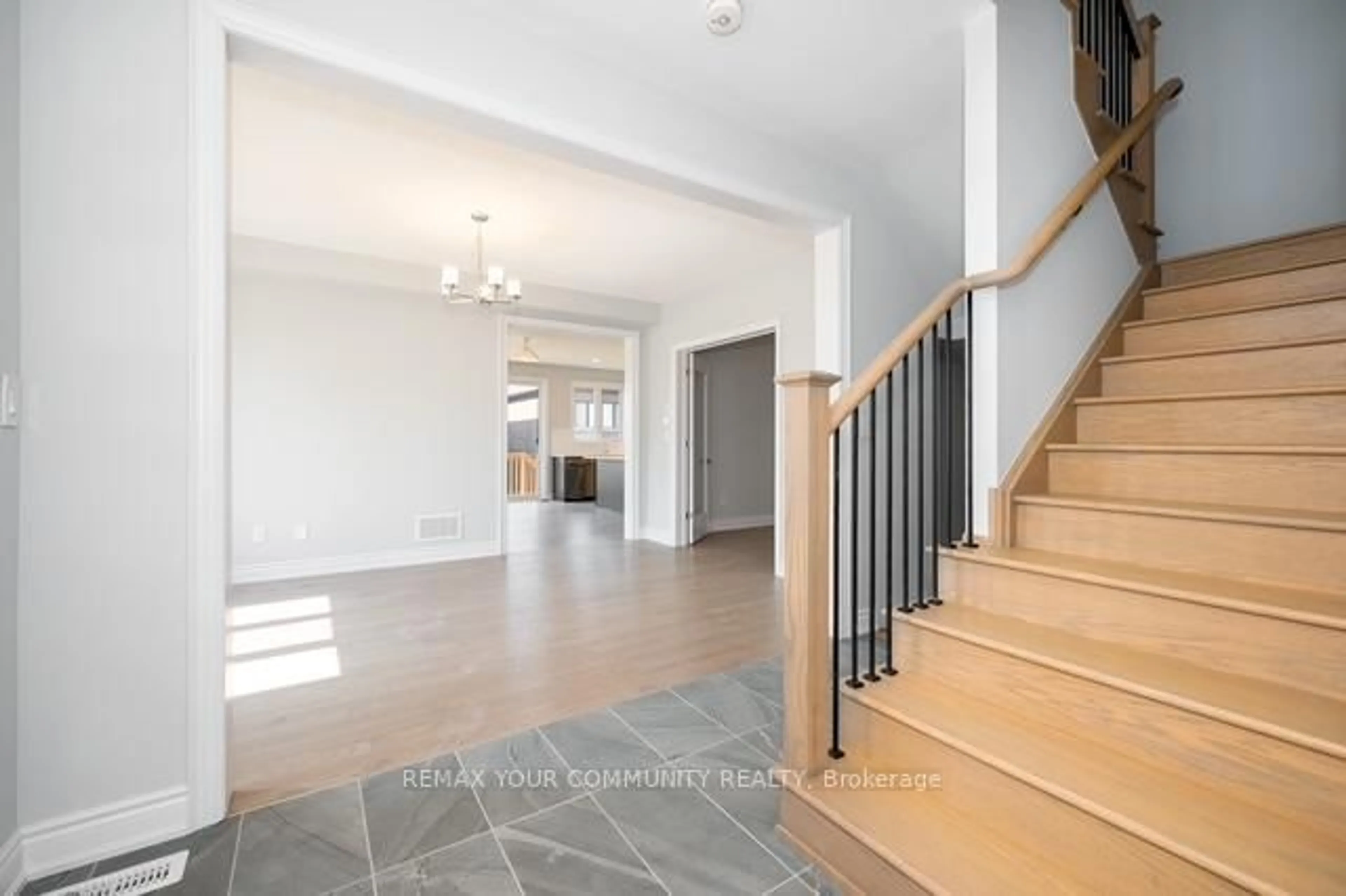 Indoor foyer for 44 Wild Ginger Lane, Springwater Ontario L9X 2C9