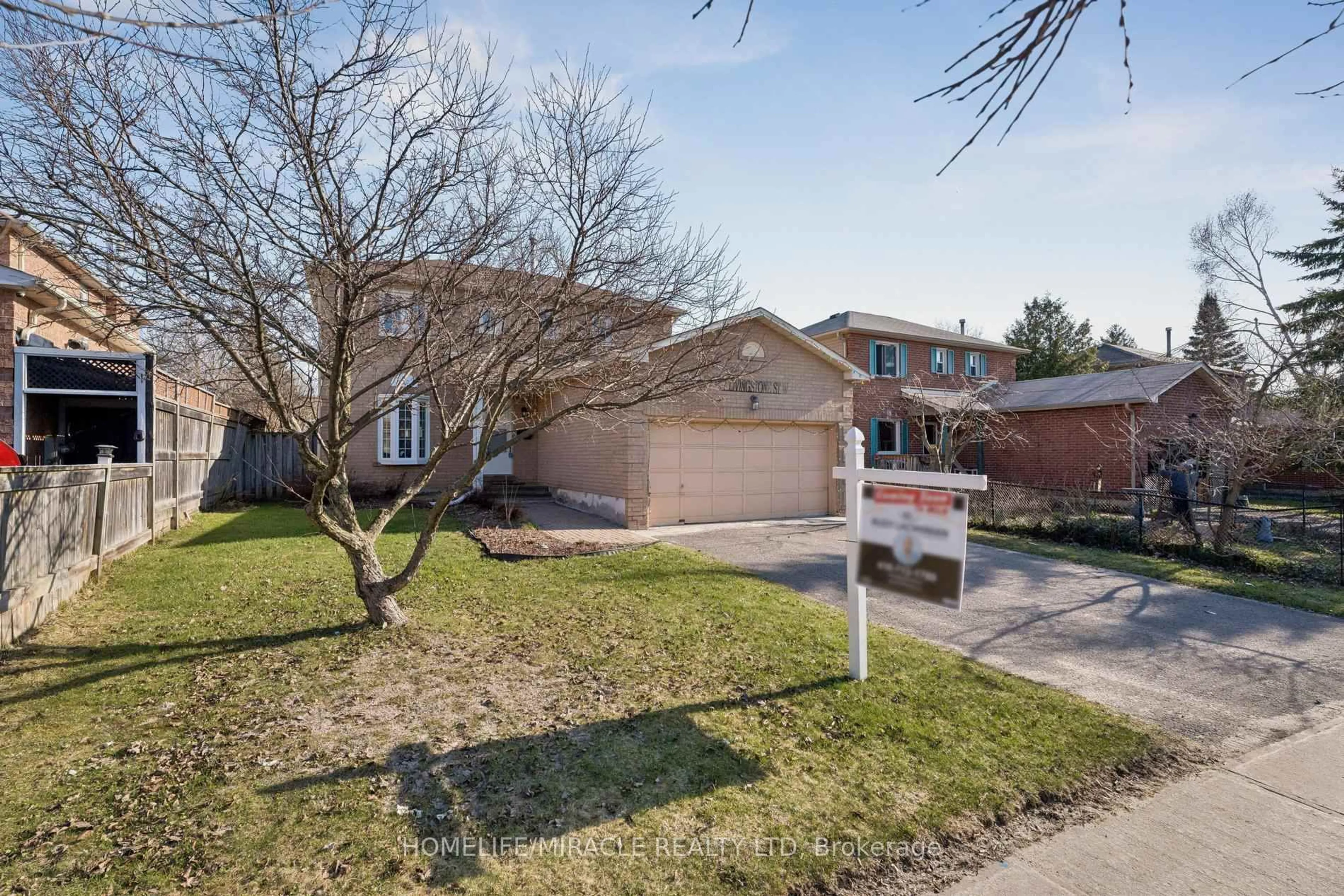 A pic from outside/outdoor area/front of a property/back of a property/a pic from drone, street for 77 Livingstone St, Barrie Ontario L4N 7J1