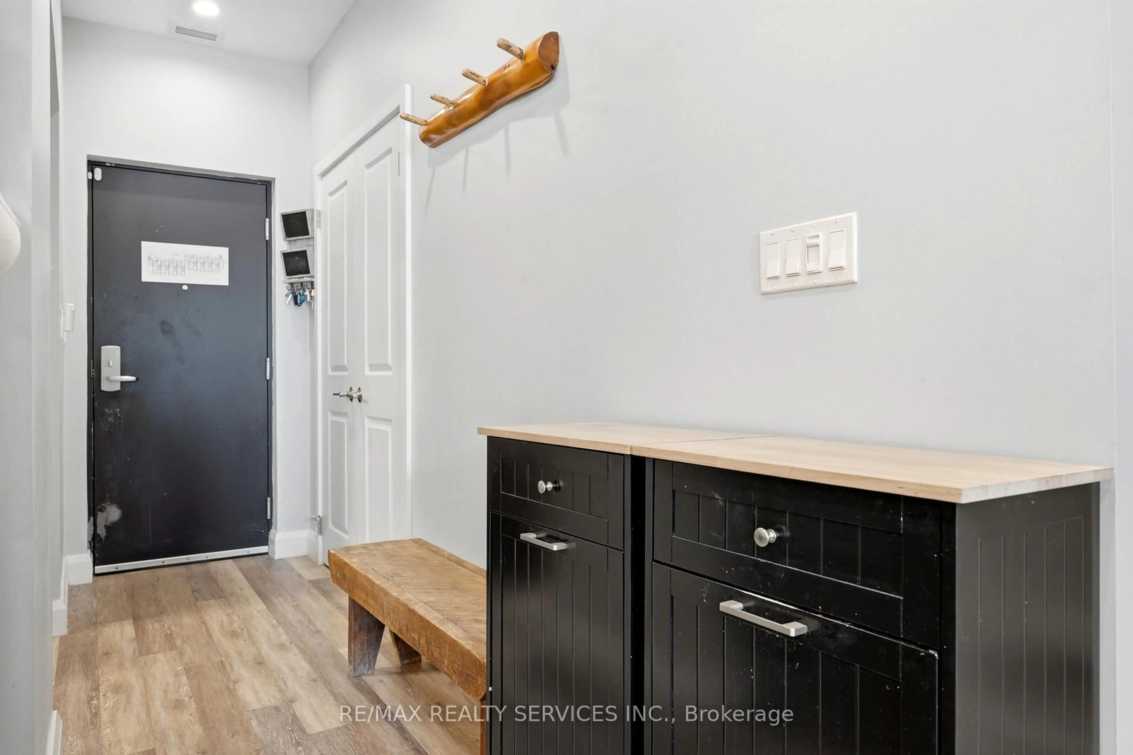 Indoor entryway for 80 Horseshoe Blvd #501, Oro-Medonte Ontario L4M 4Y8